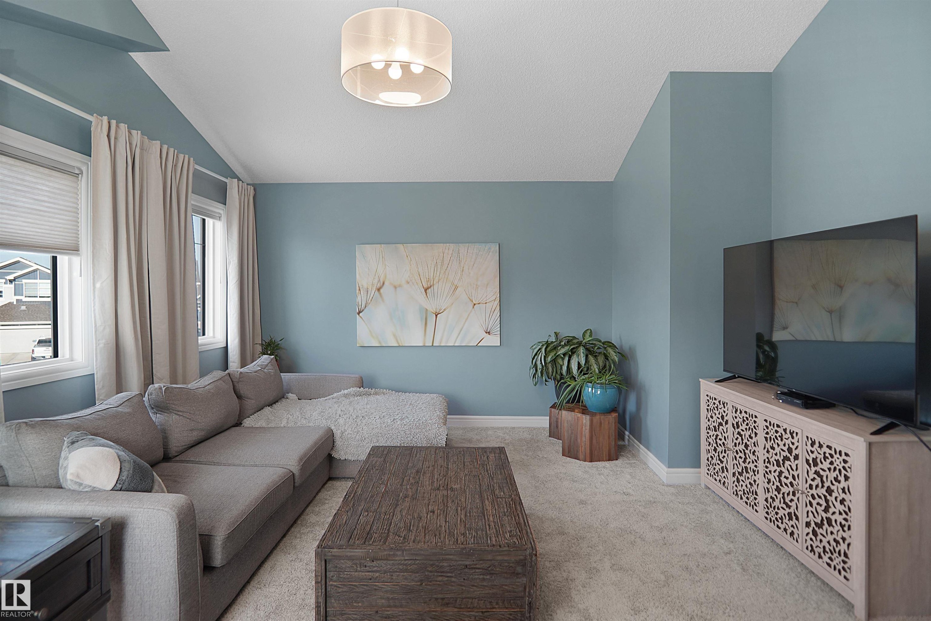12351 176 Avenue, Edmonton, AB - Indoor Photo Showing Living Room