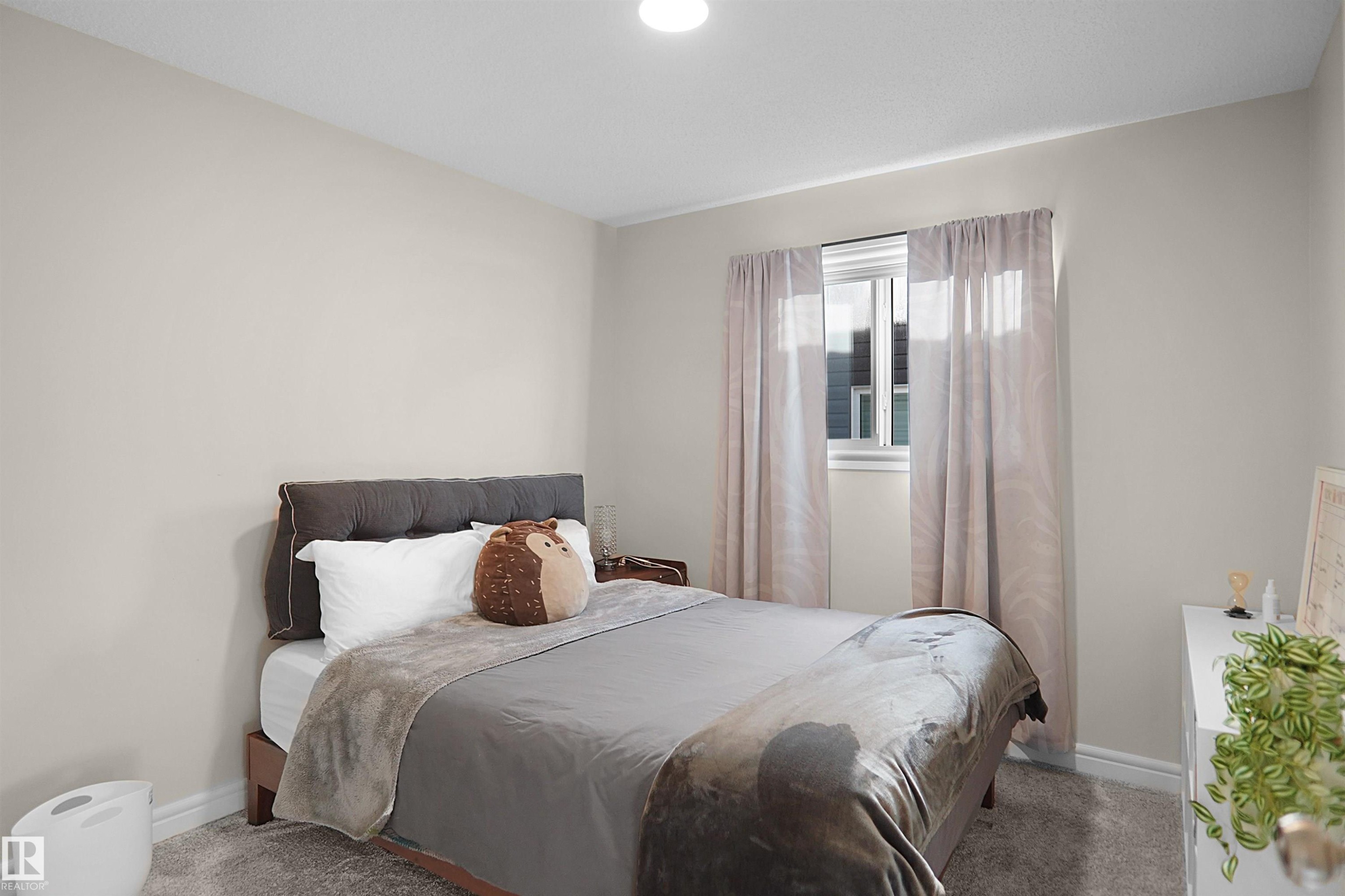 12351 176 Avenue, Edmonton, AB - Indoor Photo Showing Bedroom