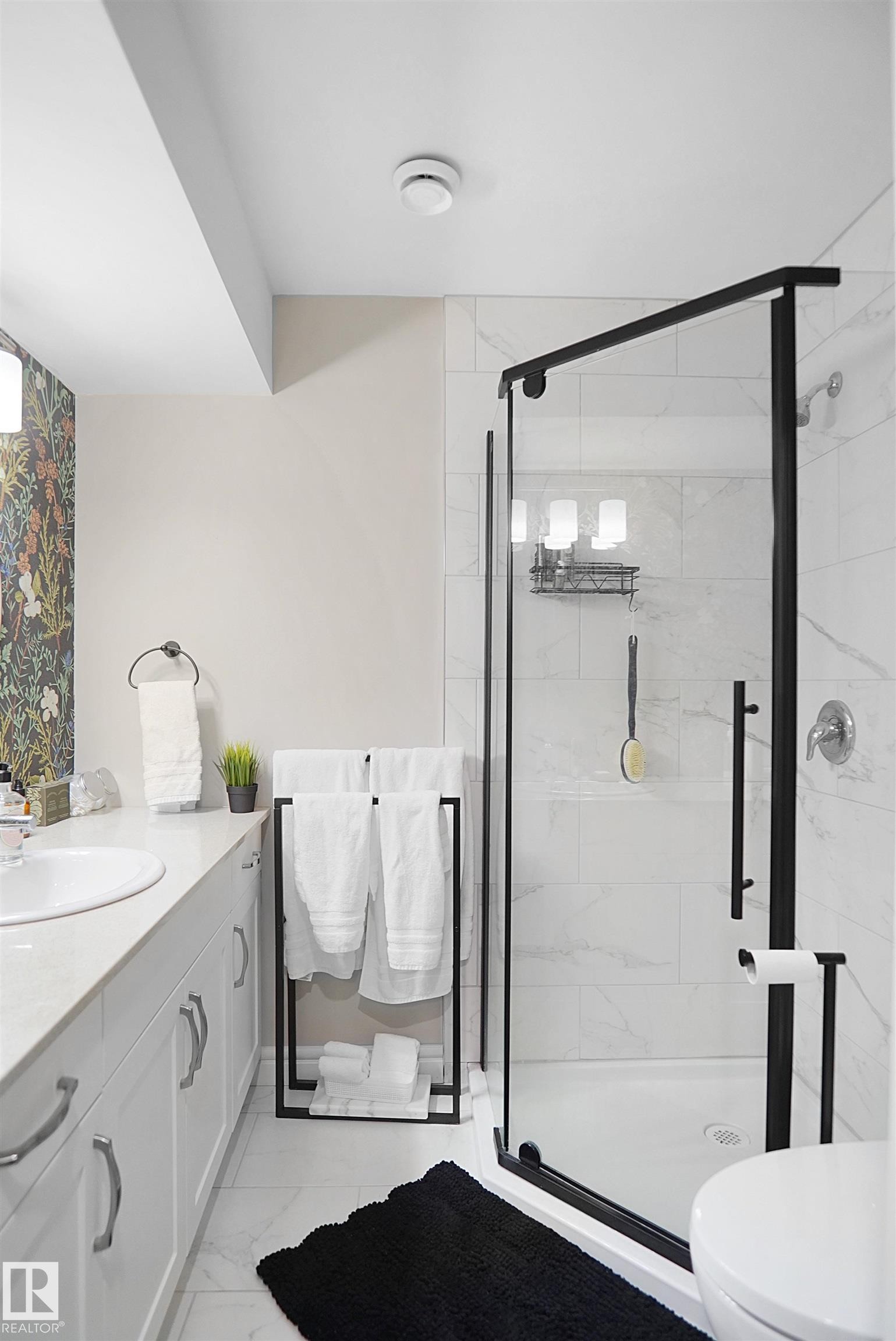 12351 176 Avenue, Edmonton, AB - Indoor Photo Showing Bathroom