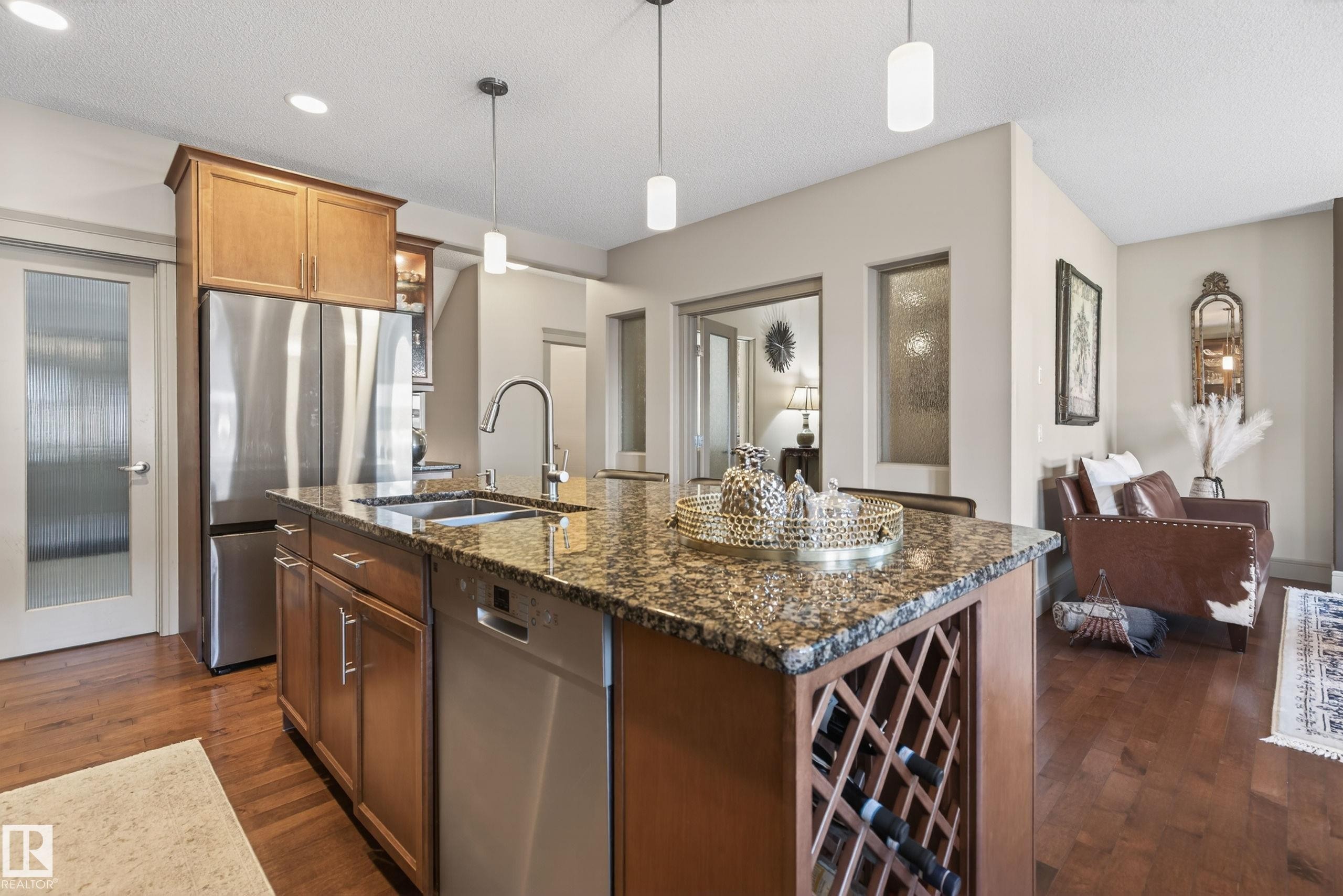 3908 Agar Crest, Edmonton, AB - Indoor Photo Showing Kitchen With Double Sink With Upgraded Kitchen