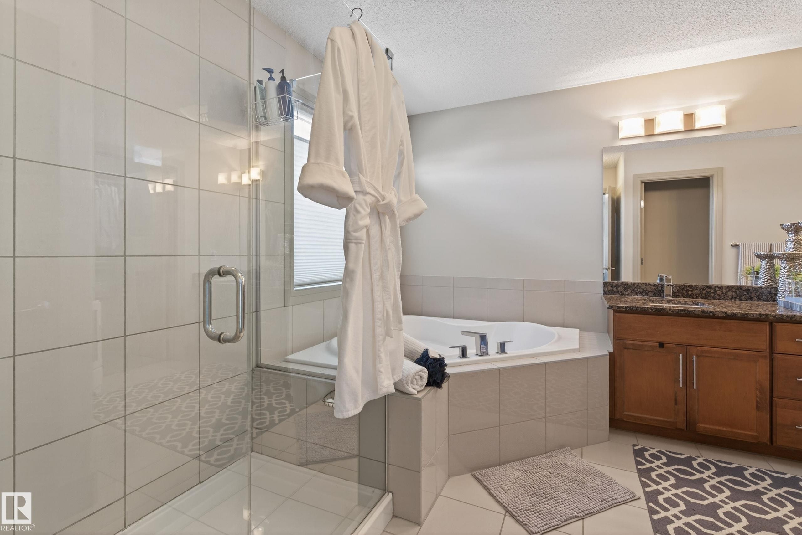 3908 Agar Crest, Edmonton, AB - Indoor Photo Showing Bathroom