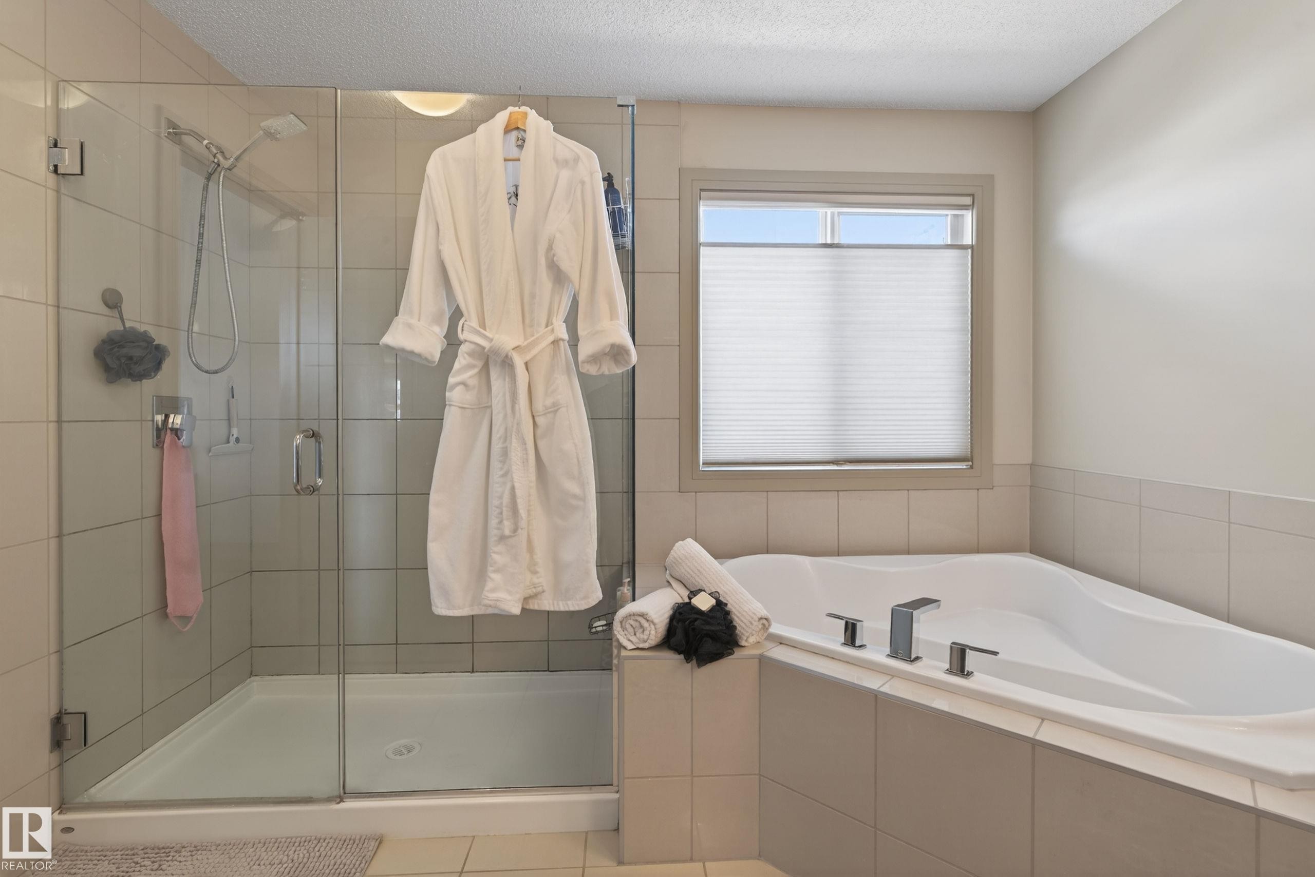 3908 Agar Crest, Edmonton, AB - Indoor Photo Showing Bathroom
