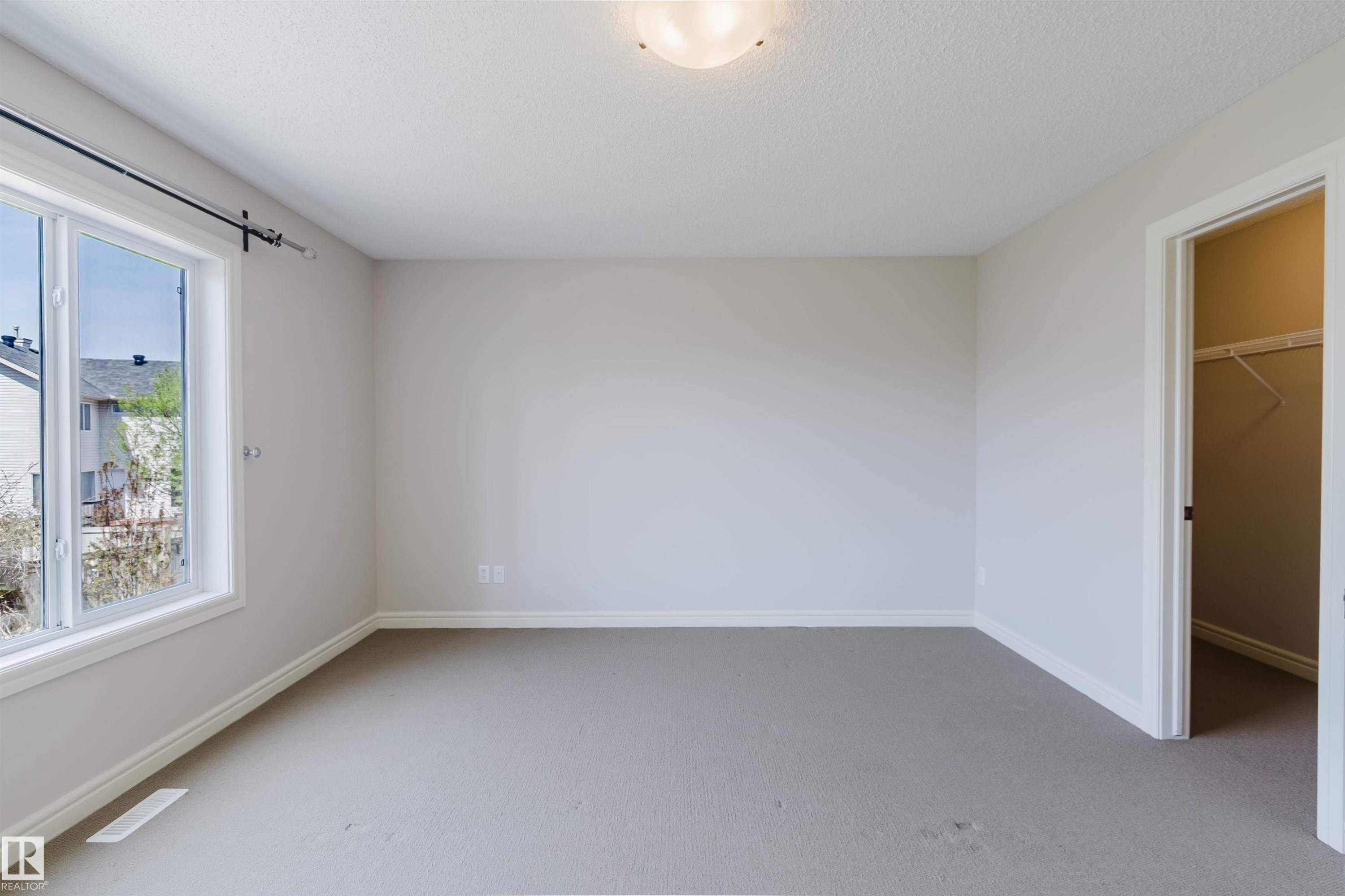 Spacious room with light-toned walls and neutral carpeting - 1140 115 Street, Edmonton, AB - Indoor Photo Showing Other Room