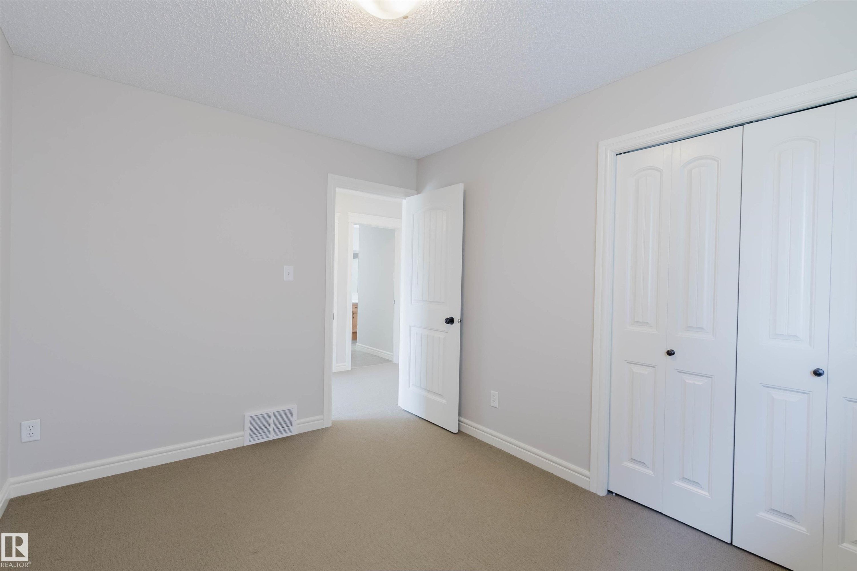 Neutral color palette room featuring light grey walls, white baseboards, and carpeted flooring - 1140 115 Street, Edmonton, AB - Indoor Photo Showing Other Room