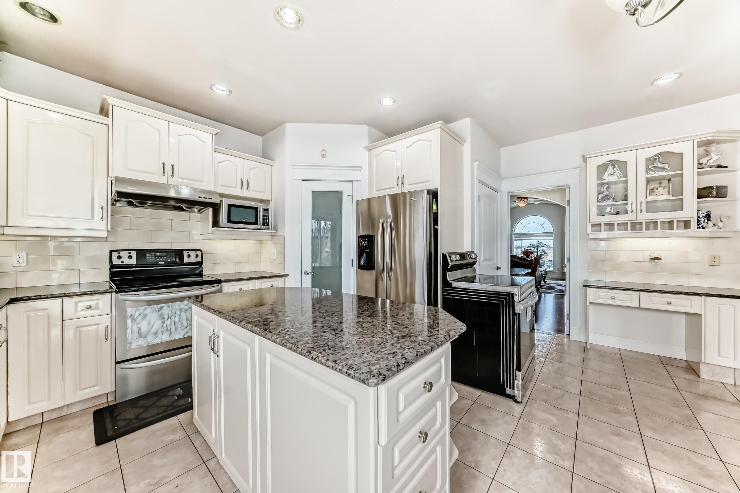 16626 58A Street, Edmonton, AB - Indoor Photo Showing Kitchen With Upgraded Kitchen
