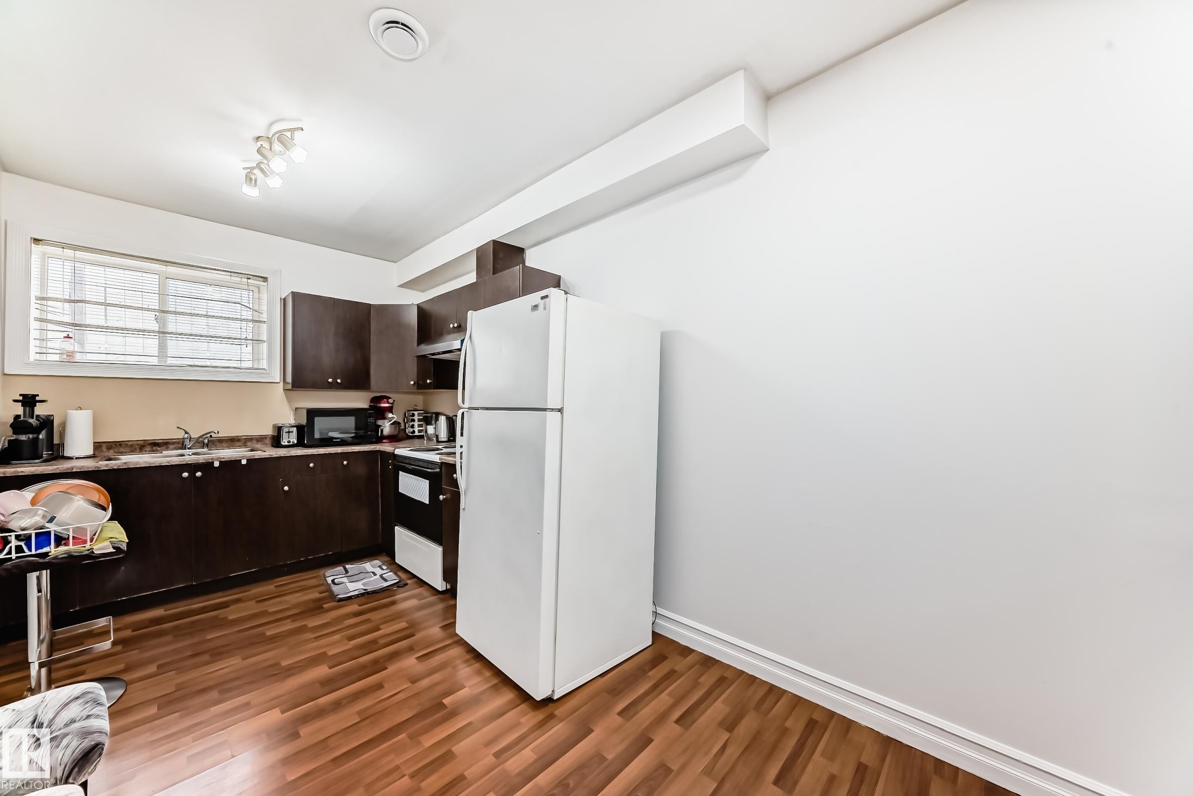 16626 58A Street, Edmonton, AB - Indoor Photo Showing Kitchen