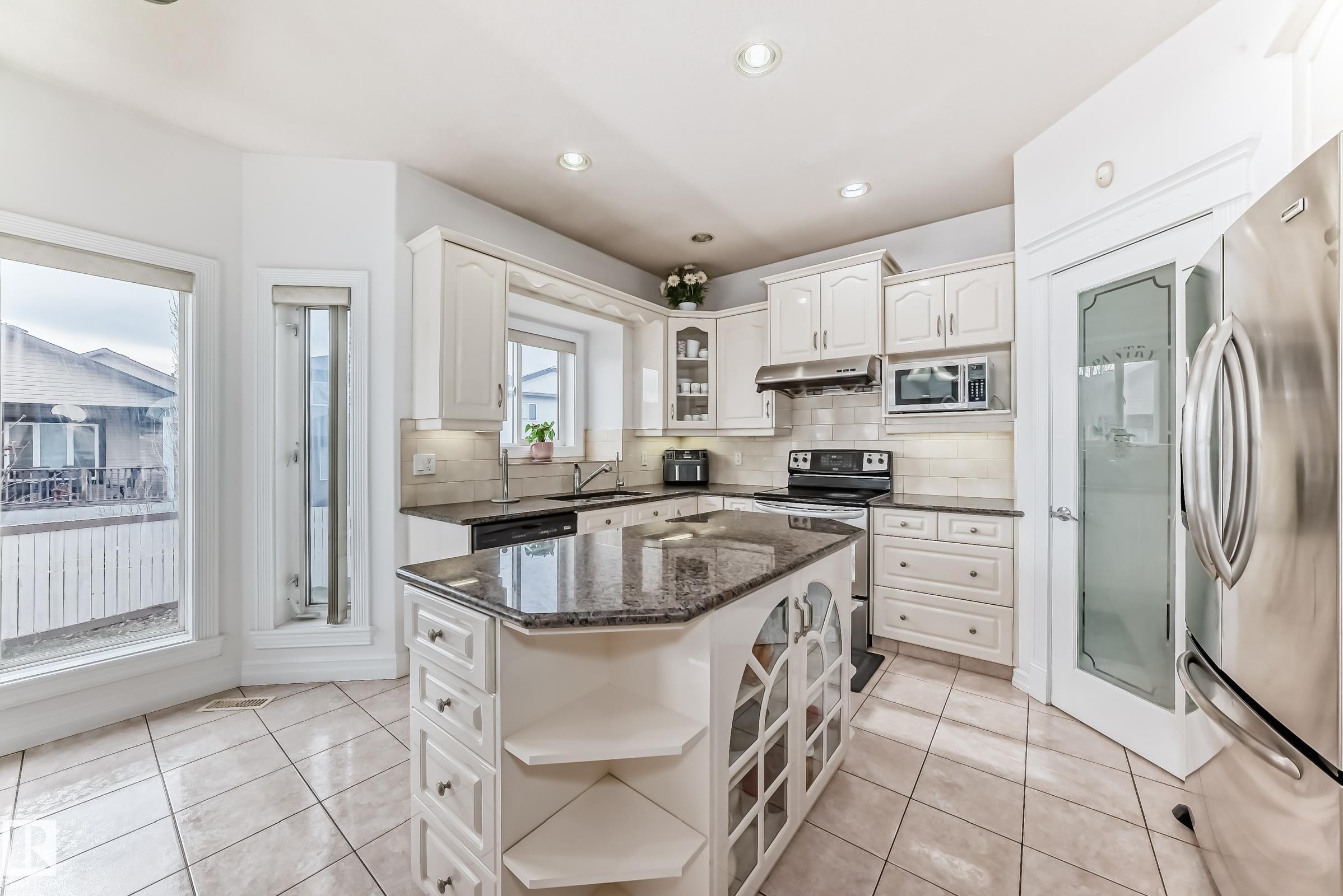 16626 58A Street, Edmonton, AB - Indoor Photo Showing Kitchen With Upgraded Kitchen