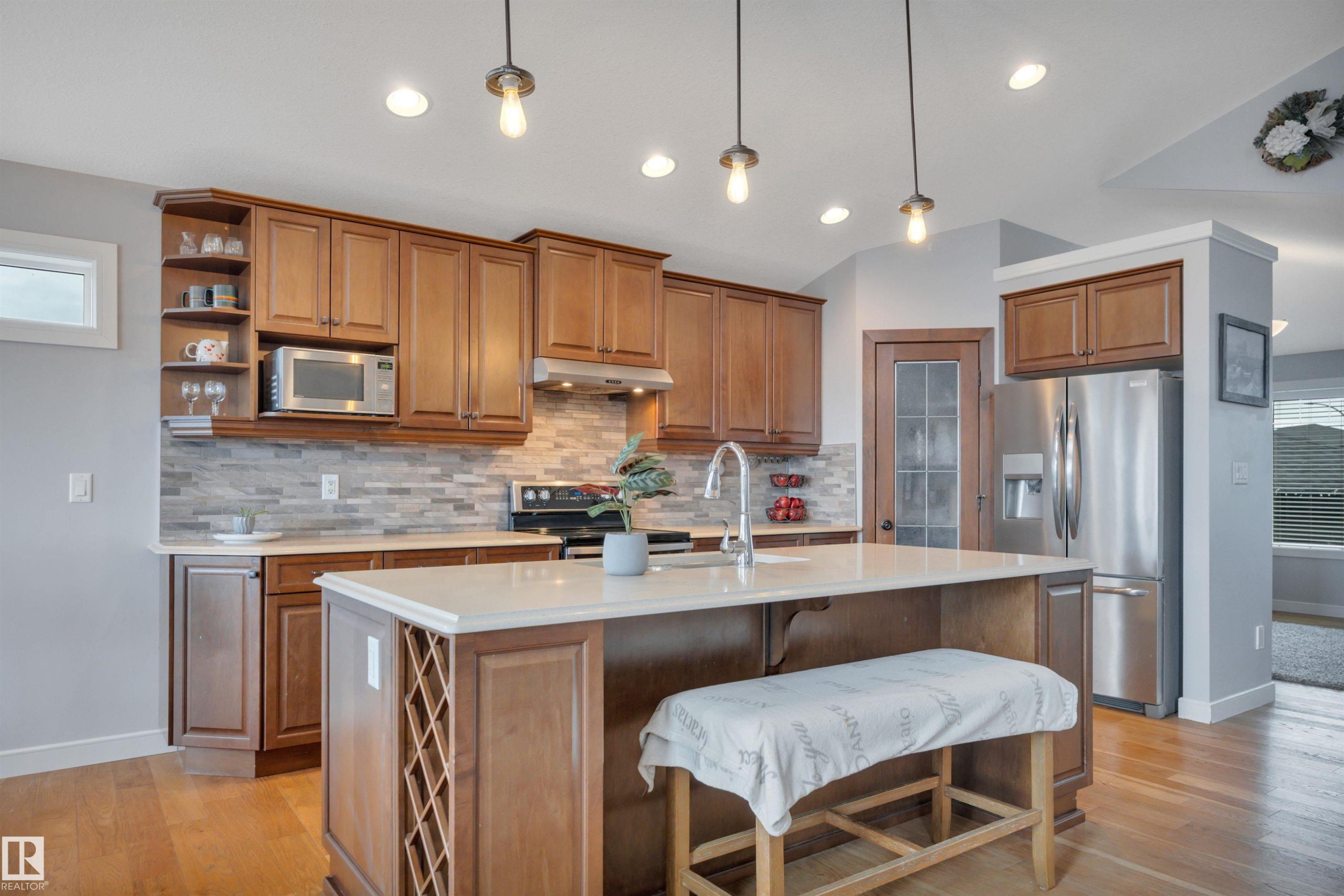 552 Reynalds Wynd, Leduc, AB - Indoor Photo Showing Kitchen With Upgraded Kitchen