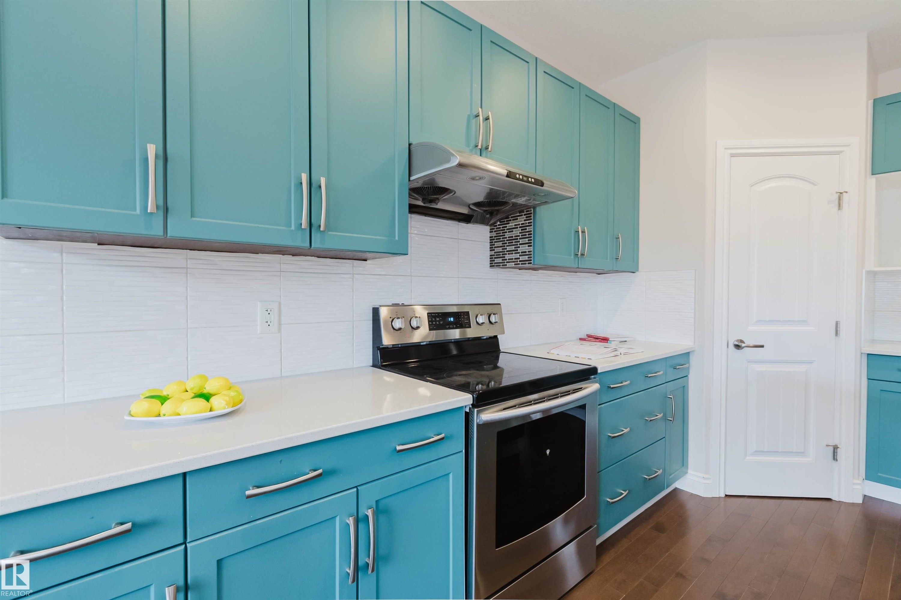4875 Wright Drive, Edmonton, AB - Indoor Photo Showing Kitchen With Upgraded Kitchen