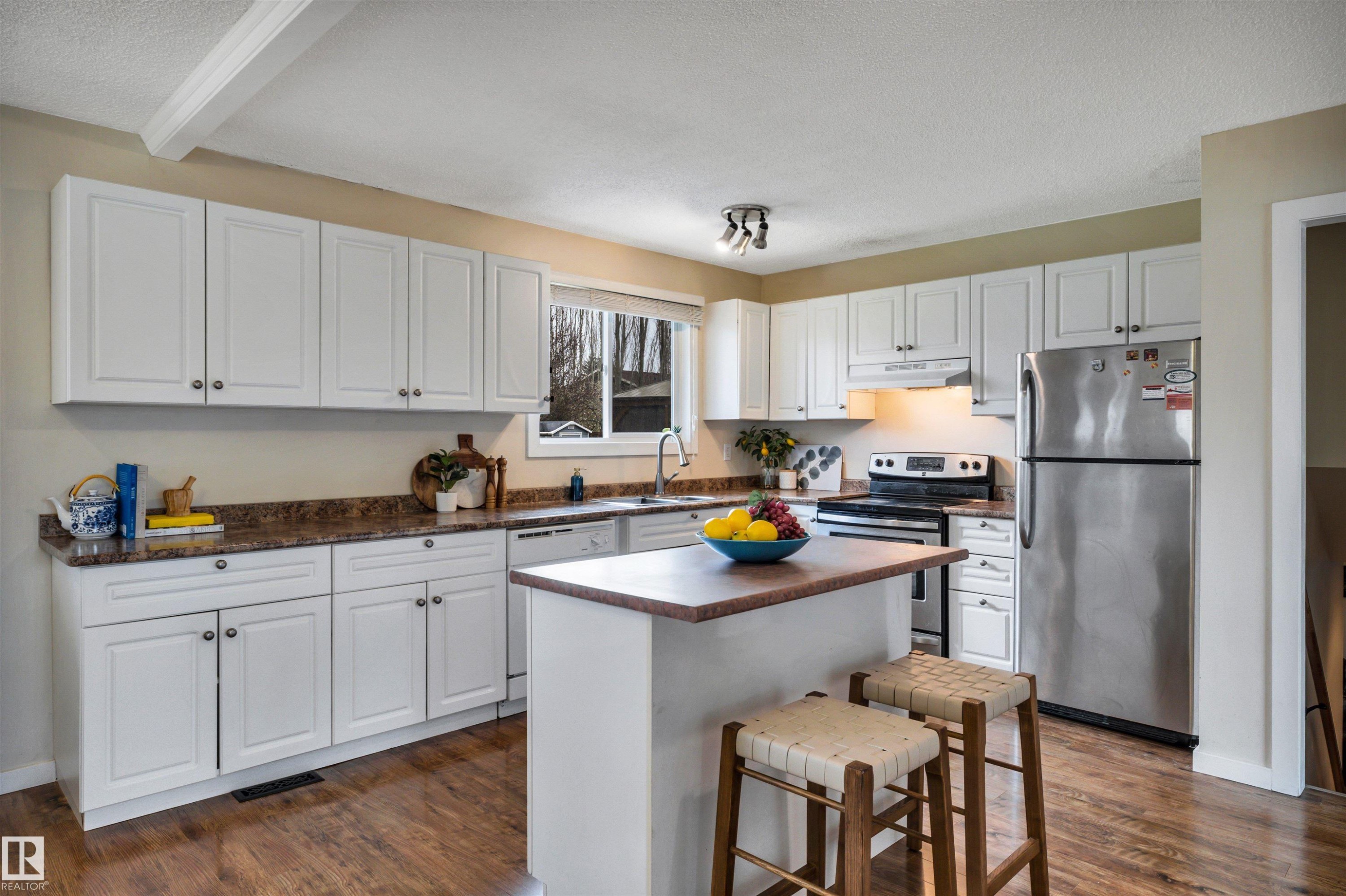 96 Arlington Drive, St. Albert, AB - Indoor Photo Showing Kitchen With Stainless Steel Kitchen