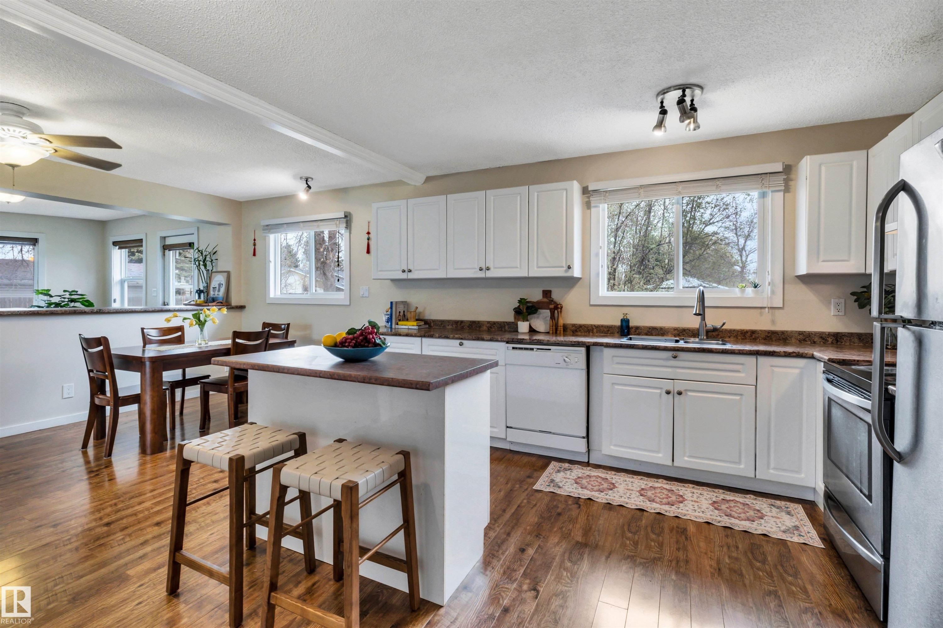 96 Arlington Drive, St. Albert, AB - Indoor Photo Showing Kitchen With Stainless Steel Kitchen