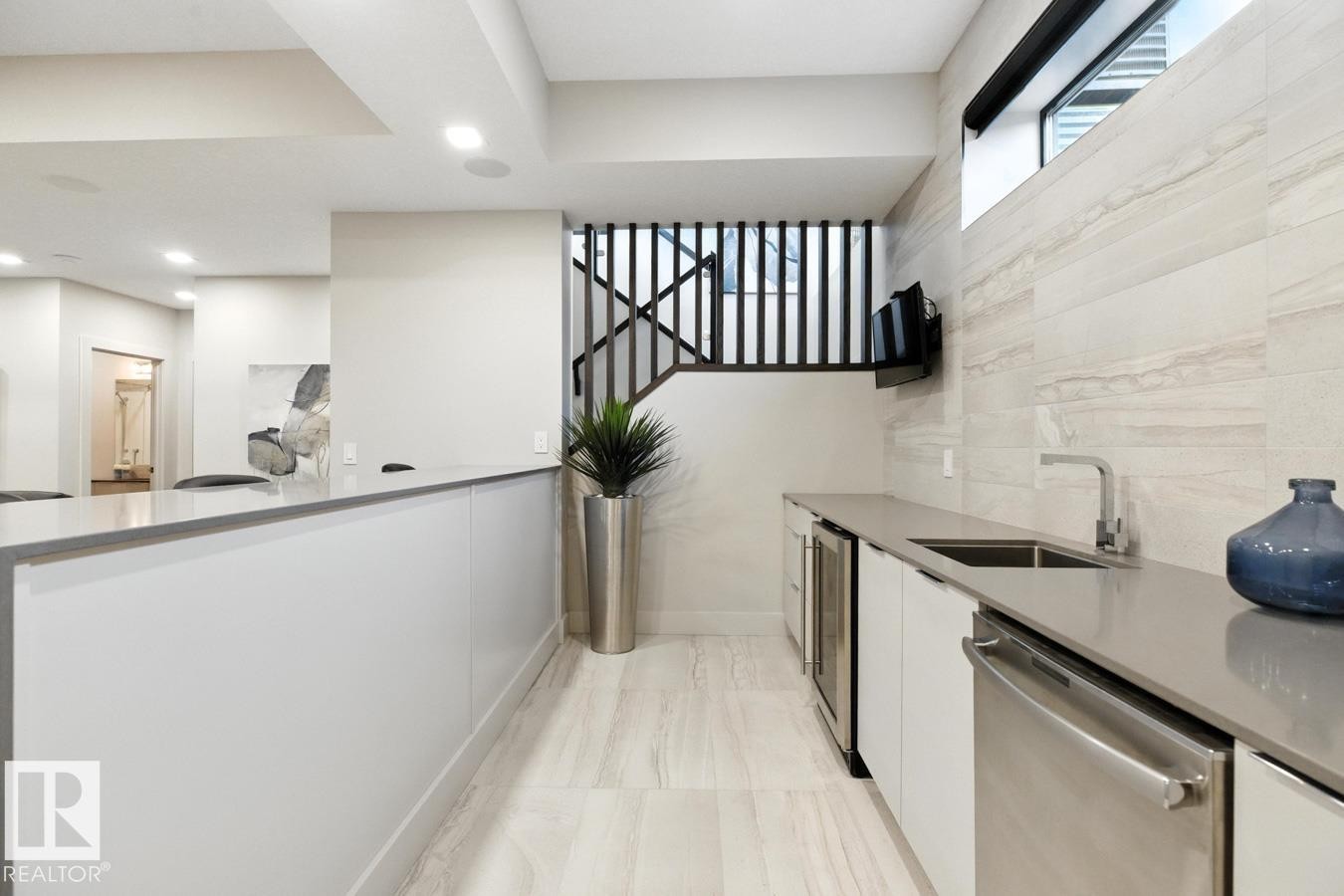 Basement Wet Bar featuring Additional Seating - 5536 Chegwin Point(E), Edmonton, AB - Indoor Photo Showing Kitchen