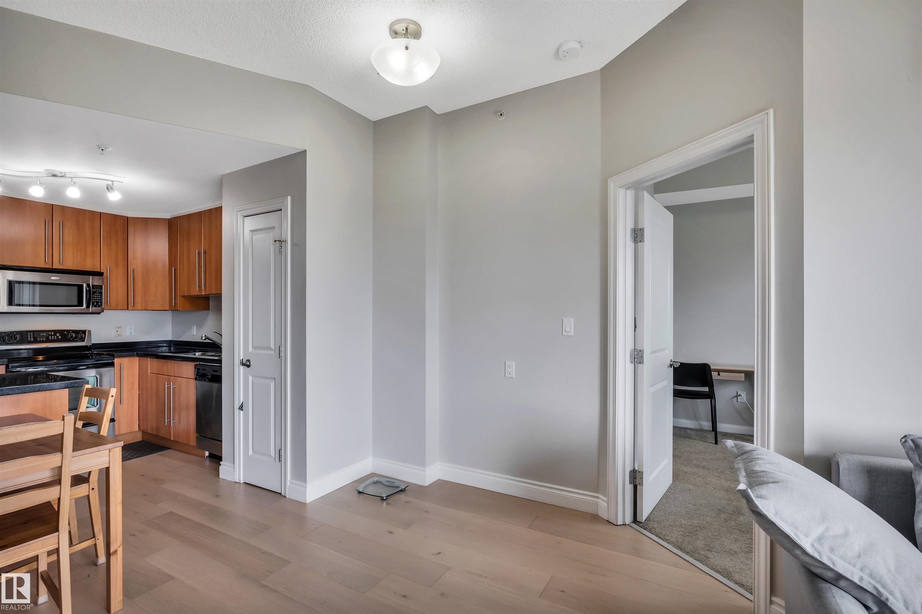 #902 9819 104 St Nw, Edmonton, AB - Indoor Photo Showing Kitchen