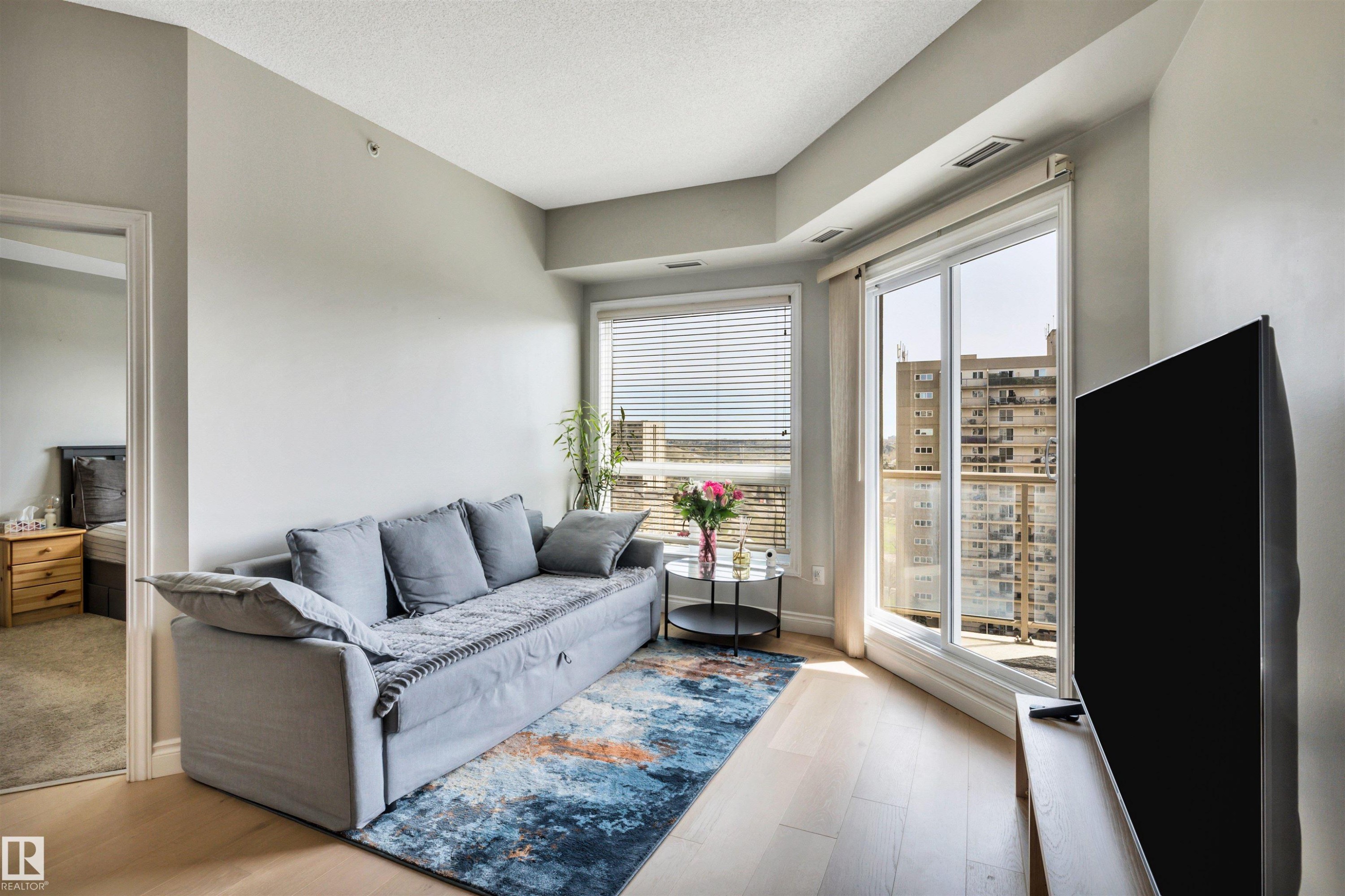#902 9819 104 St Nw, Edmonton, AB - Indoor Photo Showing Living Room