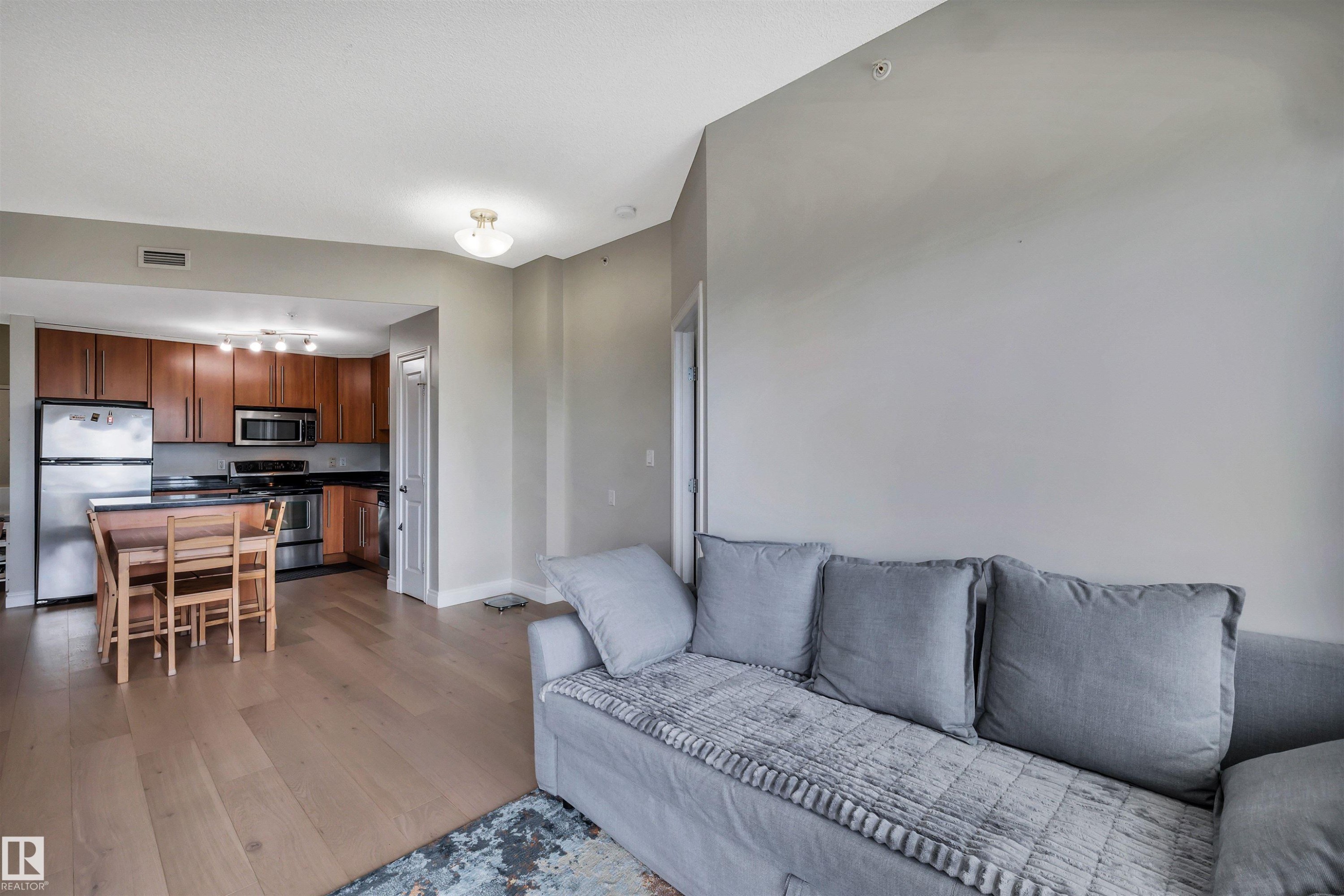 #902 9819 104 St Nw, Edmonton, AB - Indoor Photo Showing Living Room