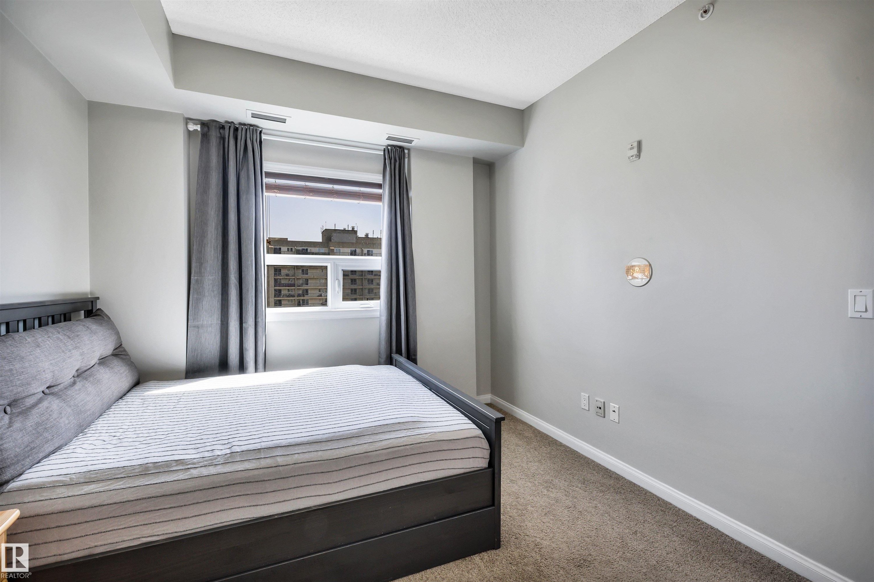 #902 9819 104 St Nw, Edmonton, AB - Indoor Photo Showing Bedroom