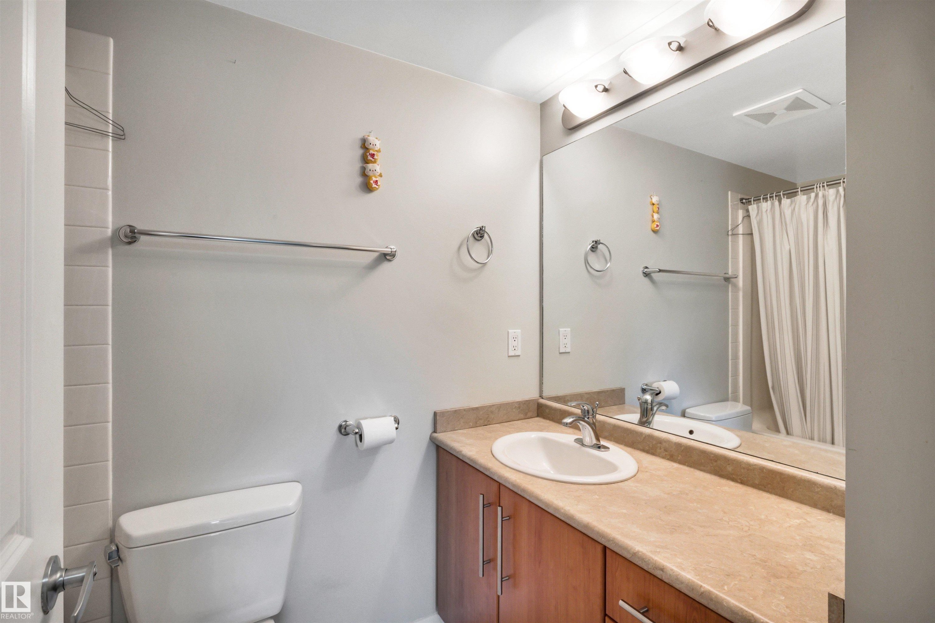 #902 9819 104 St Nw, Edmonton, AB - Indoor Photo Showing Bathroom