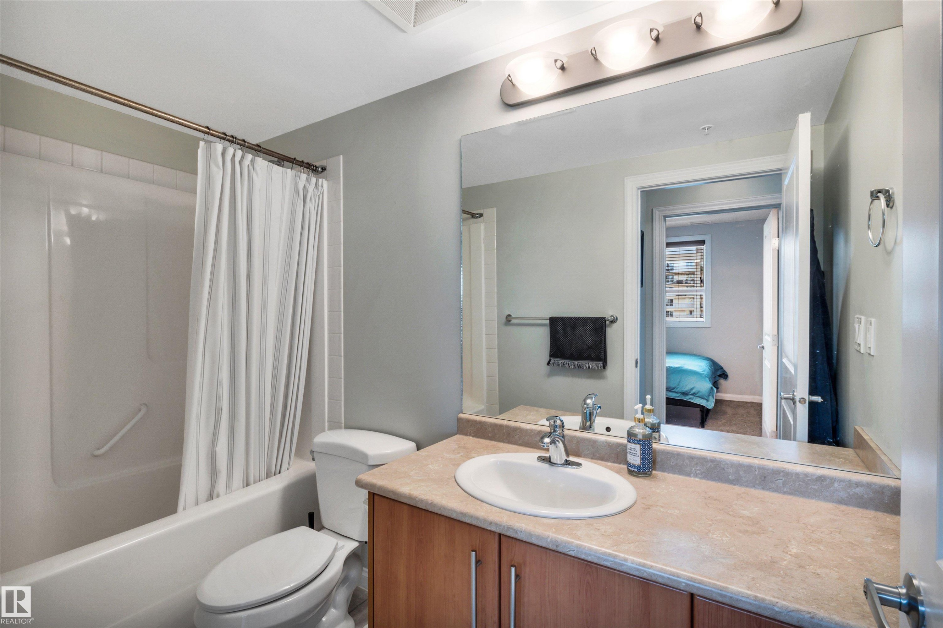 #902 9819 104 St Nw, Edmonton, AB - Indoor Photo Showing Bathroom