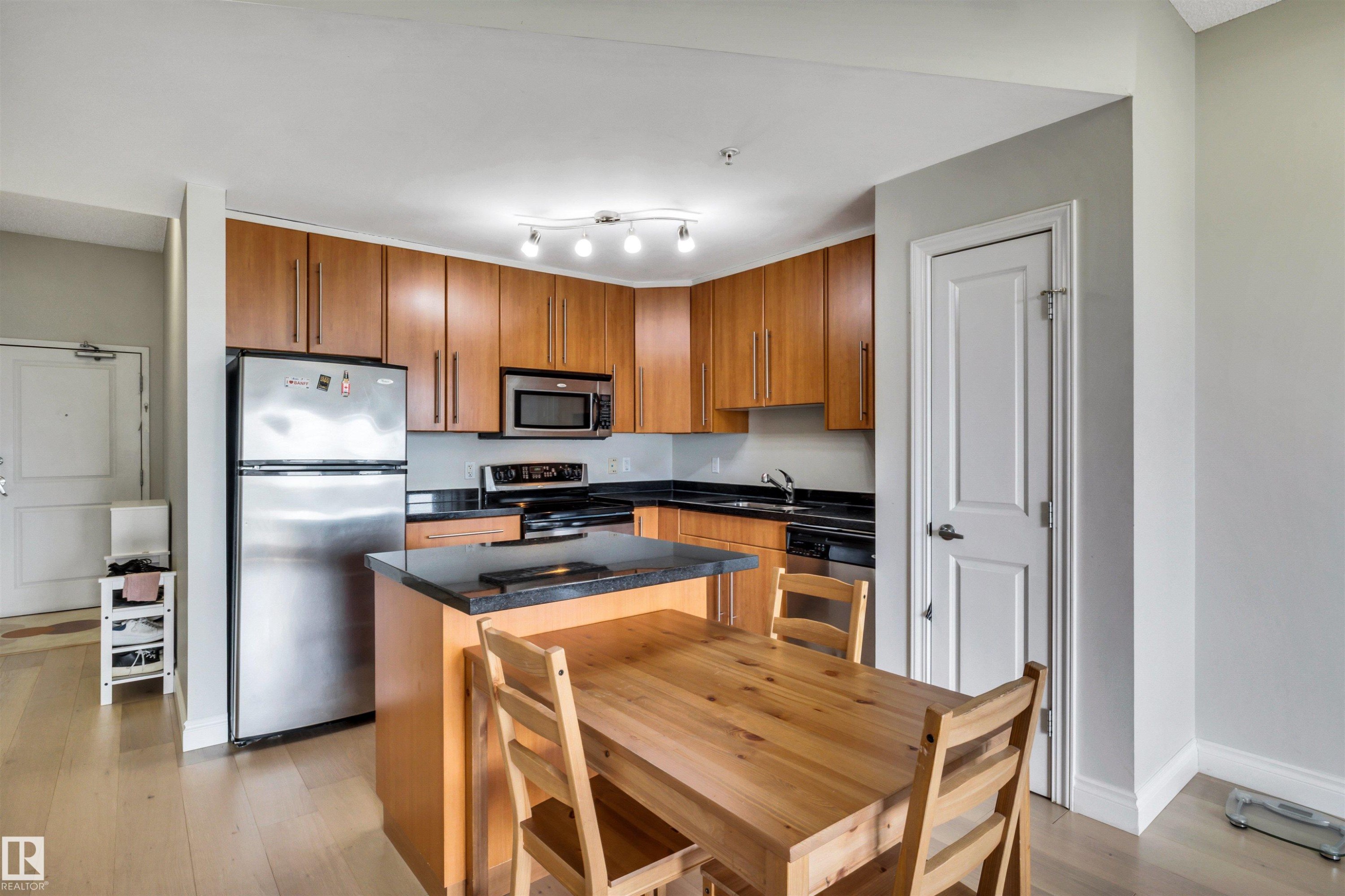 #902 9819 104 St Nw, Edmonton, AB - Indoor