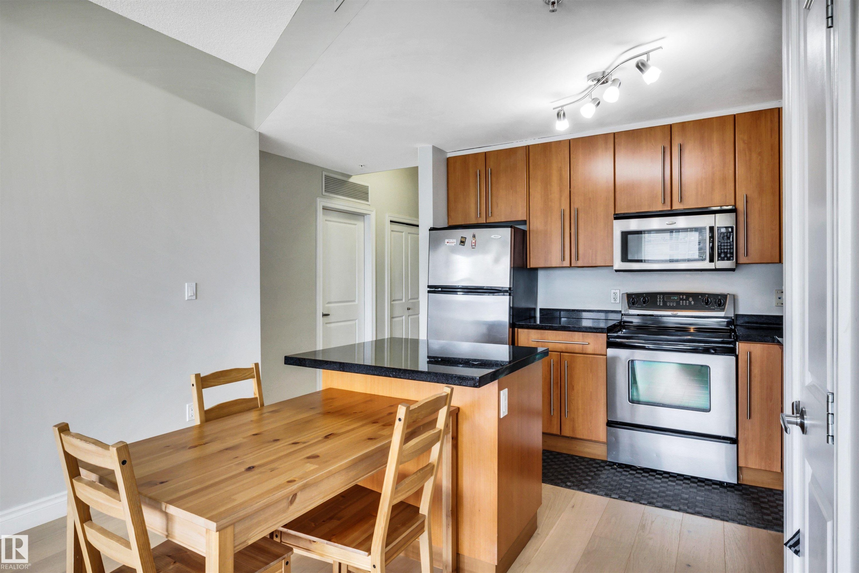 #902 9819 104 St Nw, Edmonton, AB - Indoor Photo Showing Kitchen