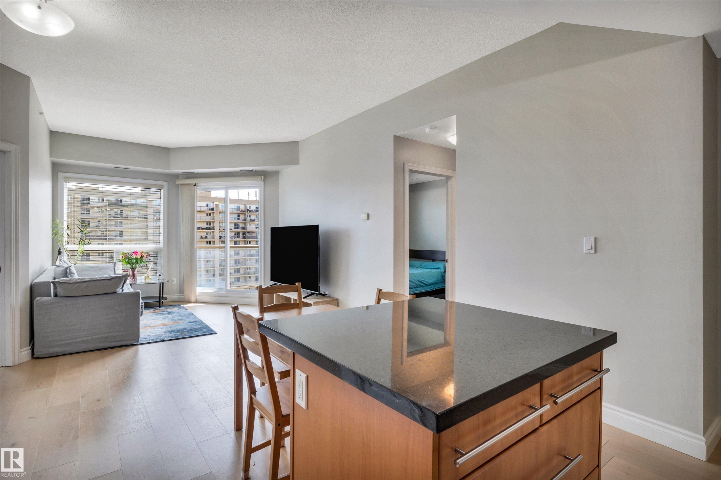 #902 9819 104 St Nw, Edmonton, AB - Indoor