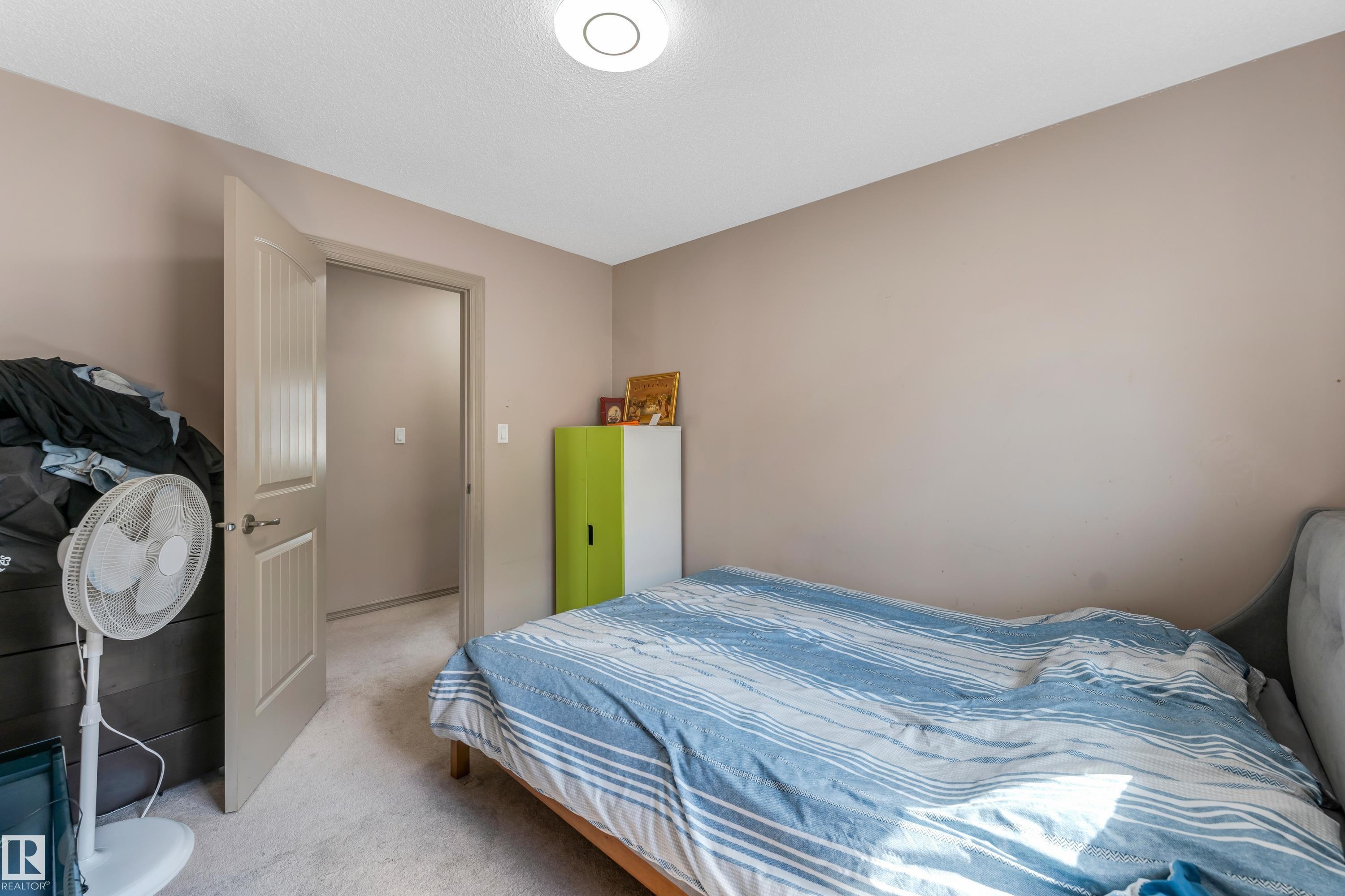 Inviting room with light-colored walls and carpeted flooring - 463 Tamarack Green, Edmonton, AB - Indoor Photo Showing Bedroom