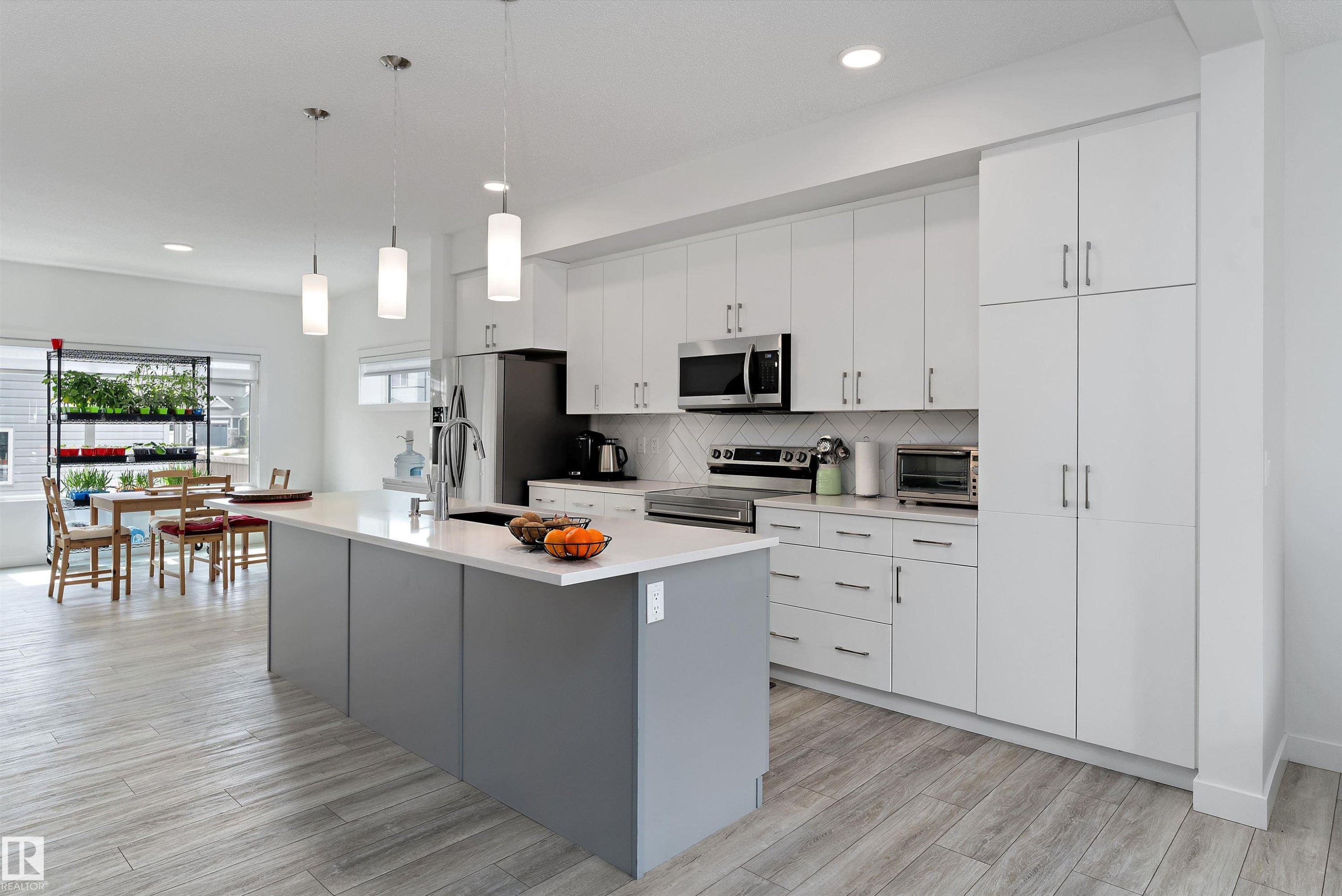 623 Black Stone Boulevard, Leduc, AB - Indoor Photo Showing Kitchen With Upgraded Kitchen