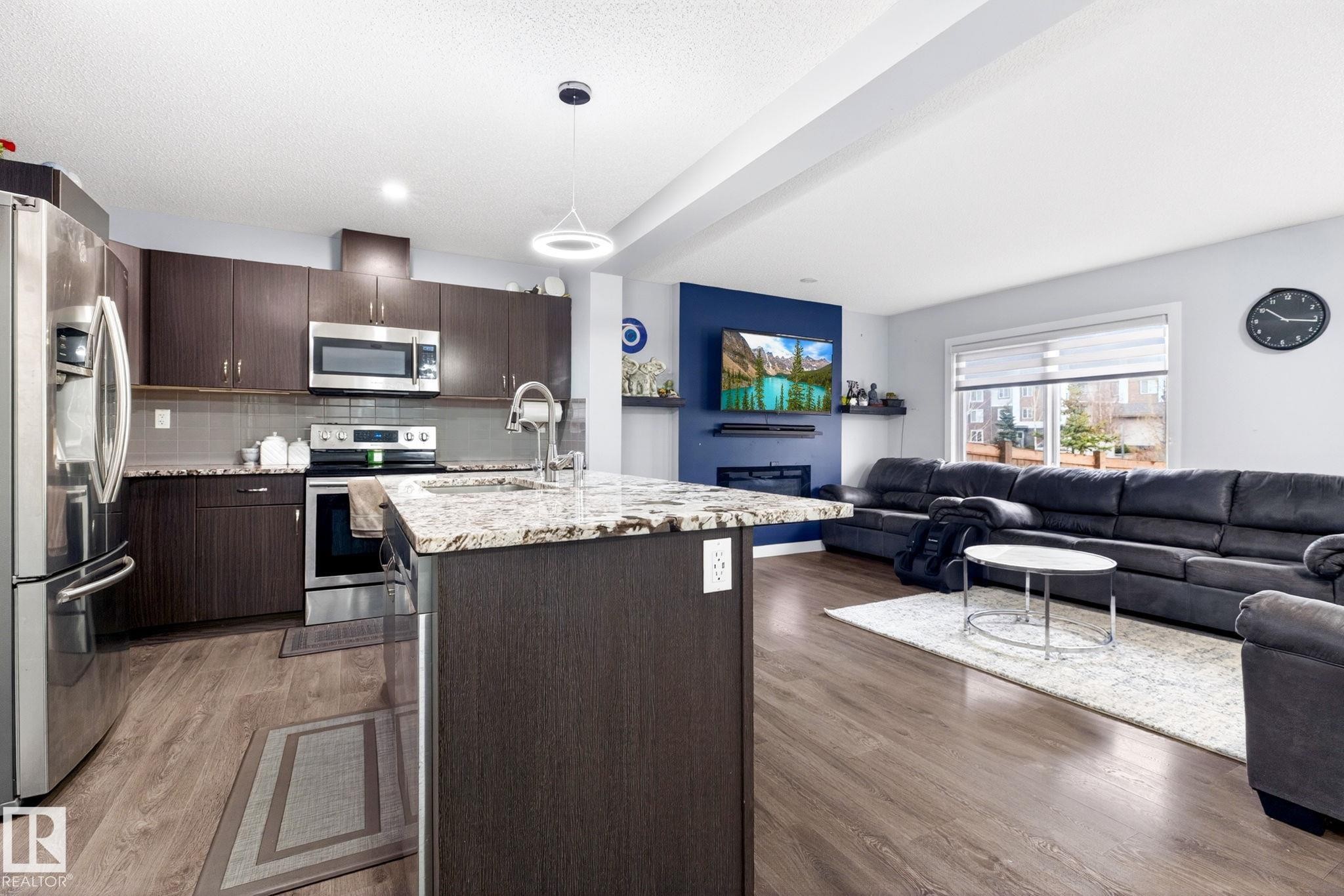 308 42 Avenue, Edmonton, AB - Indoor Photo Showing Kitchen With Upgraded Kitchen