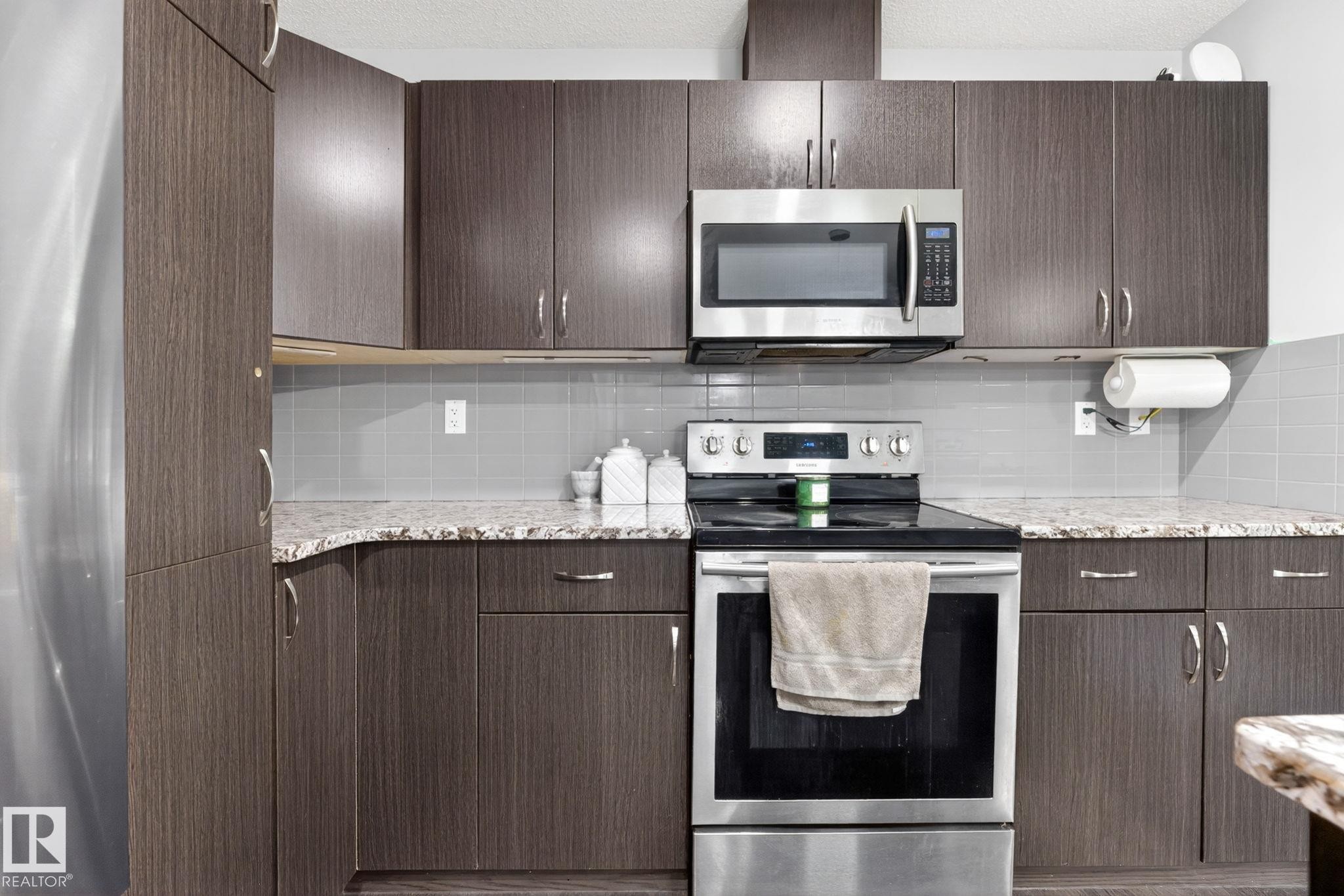 308 42 Avenue, Edmonton, AB - Indoor Photo Showing Kitchen With Upgraded Kitchen