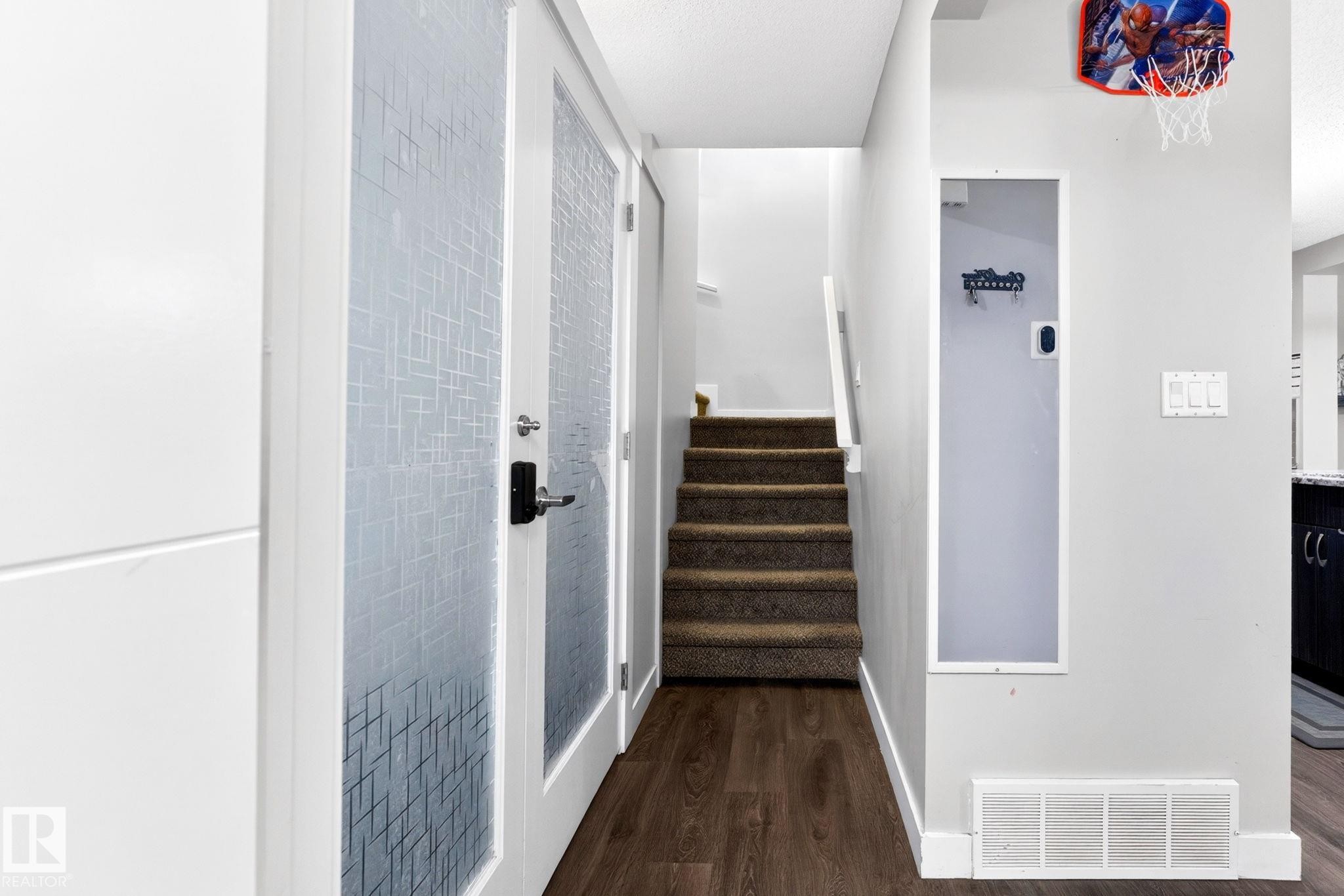 308 42 Avenue, Edmonton, AB - Indoor Photo Showing Other Room