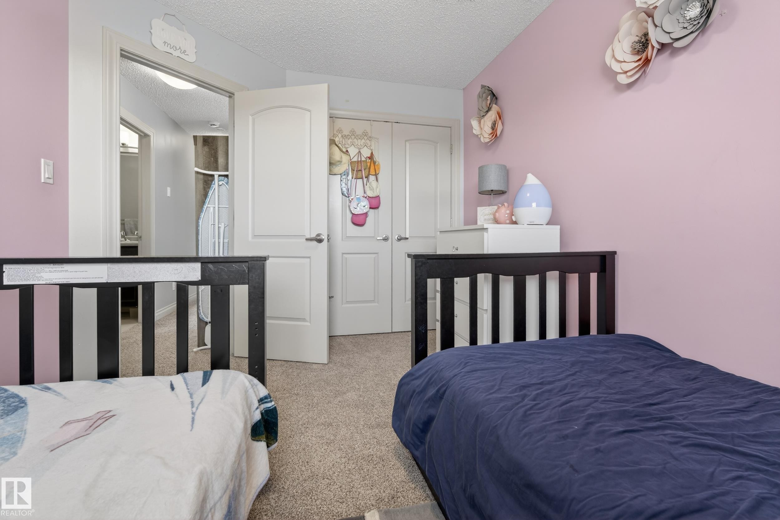 Room featuring wall-to-wall carpeting and a textured ceiling - 7074 Cardinal Way, Edmonton, AB - Indoor Photo Showing Bedroom
