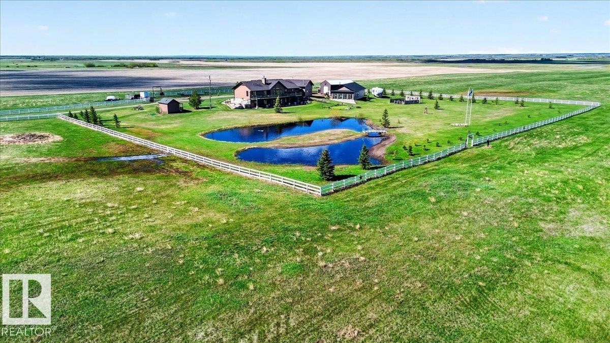 The living area features hardwood floors and a vaulted ceiling with a ceiling fan - 531064 Range Road 174, Rural Lamont County, AB - Indoor Photo Showing Living Room