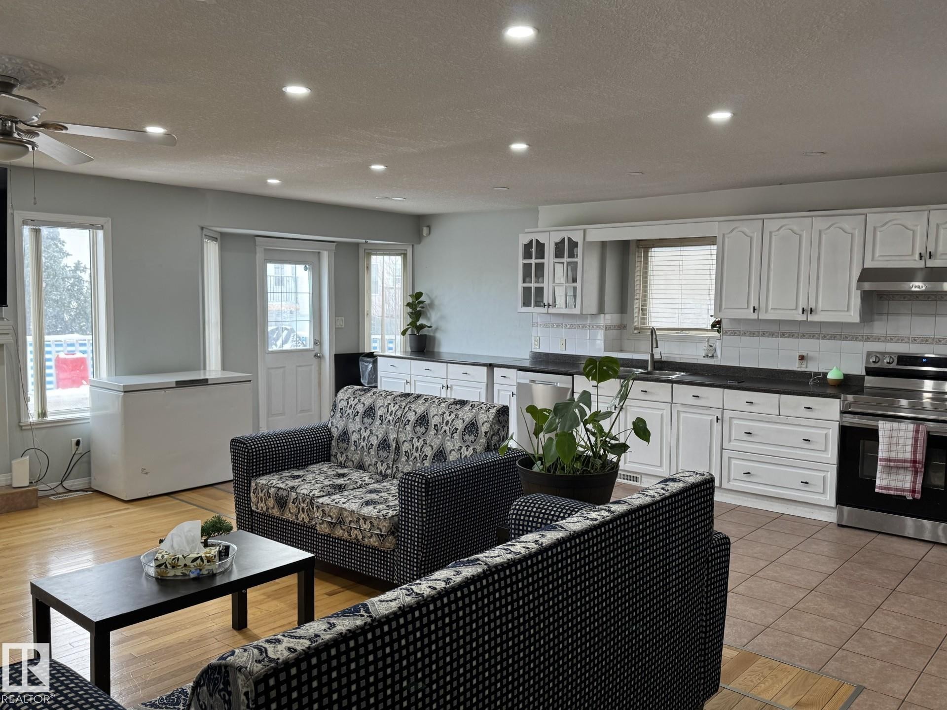 Open-concept living space featuring recessed lighting, a ceiling fan, and hardwood-finish flooring in the living area - 3139 34B Avenue, Edmonton, AB - Indoor