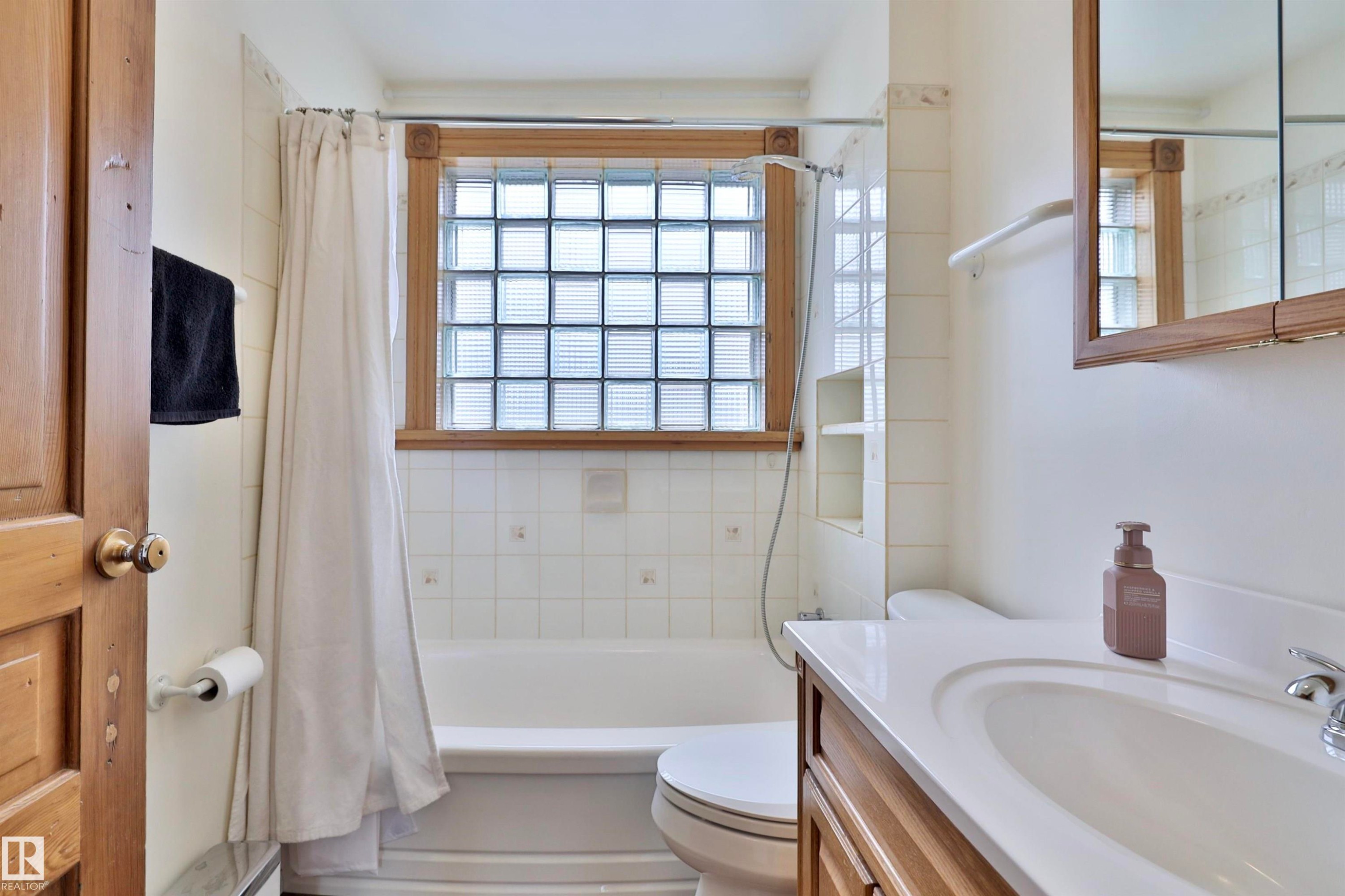 5318 48 Avenue, Wetaskiwin, AB - Indoor Photo Showing Bathroom