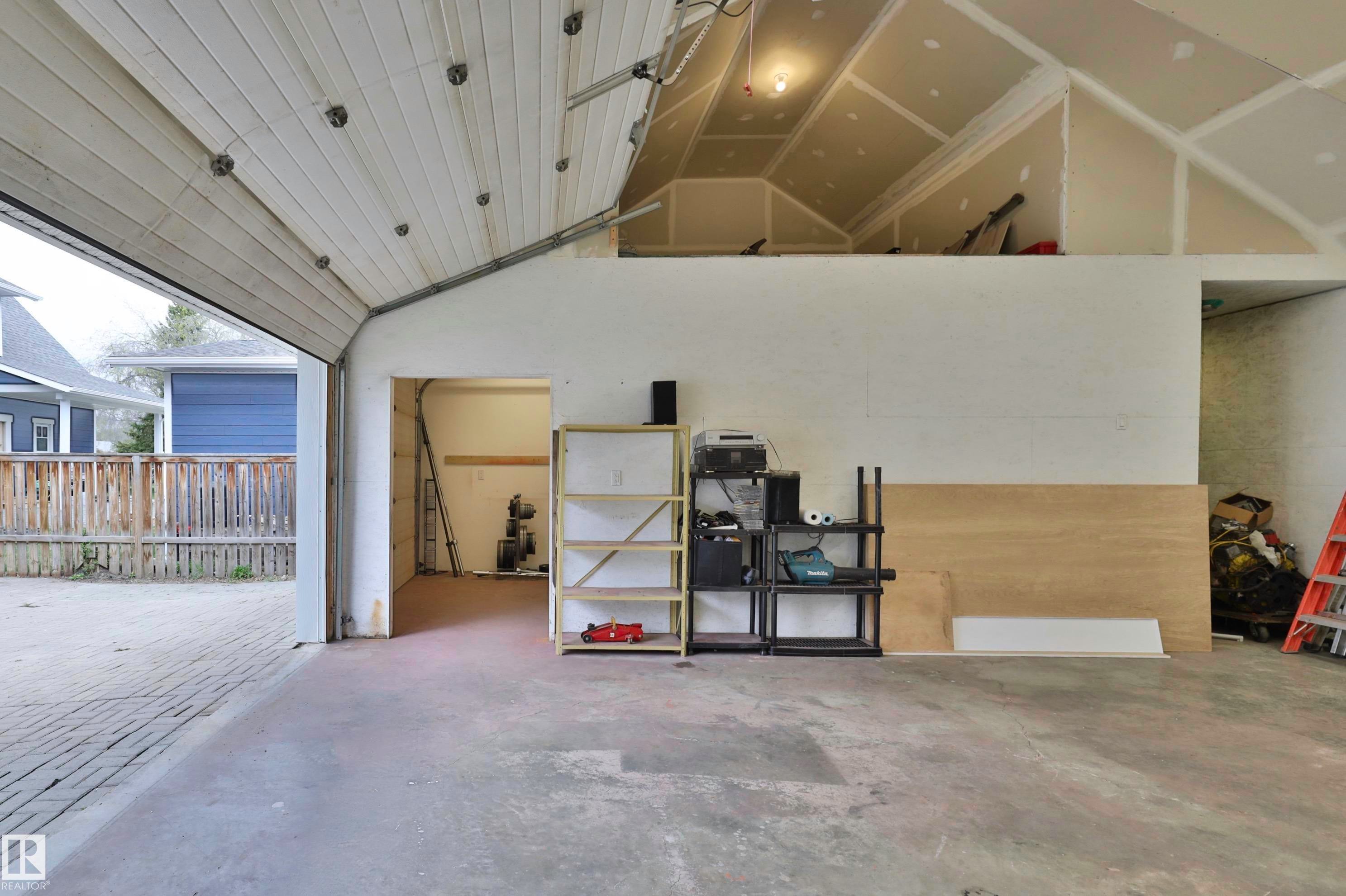 5318 48 Avenue, Wetaskiwin, AB - Indoor Photo Showing Garage