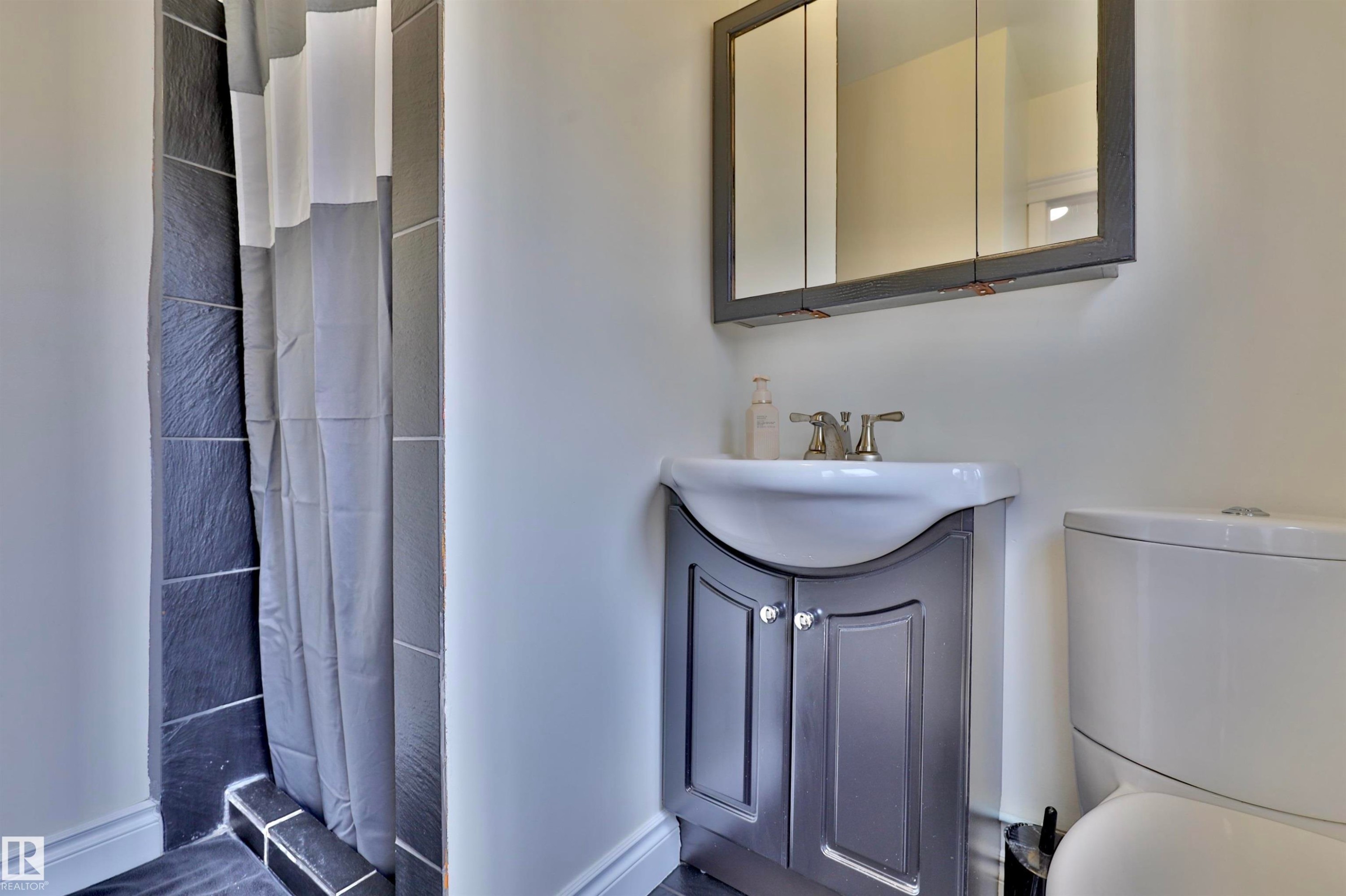 5318 48 Avenue, Wetaskiwin, AB - Indoor Photo Showing Bathroom