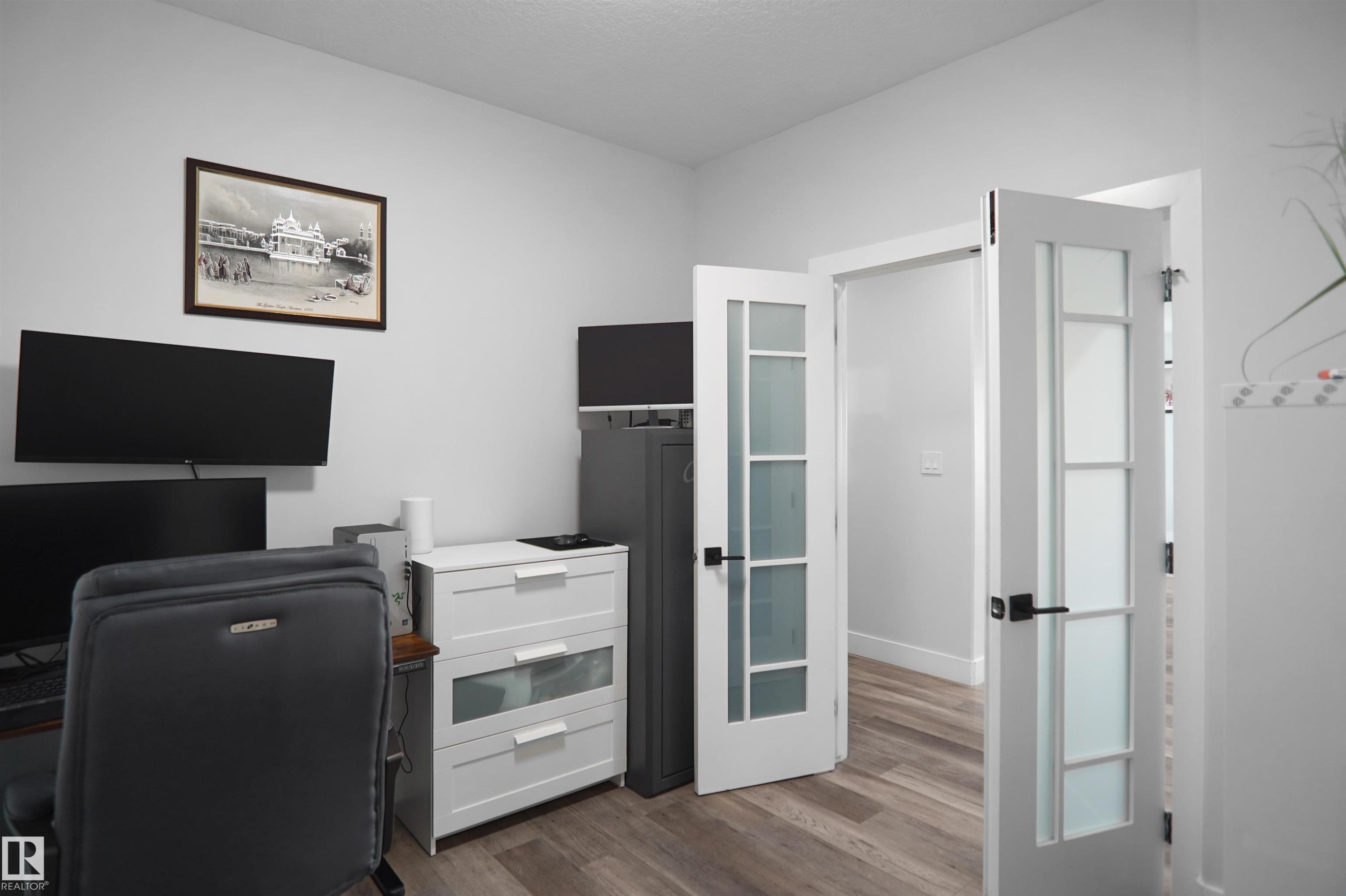 4709 Charles Bay, Edmonton, AB - Indoor