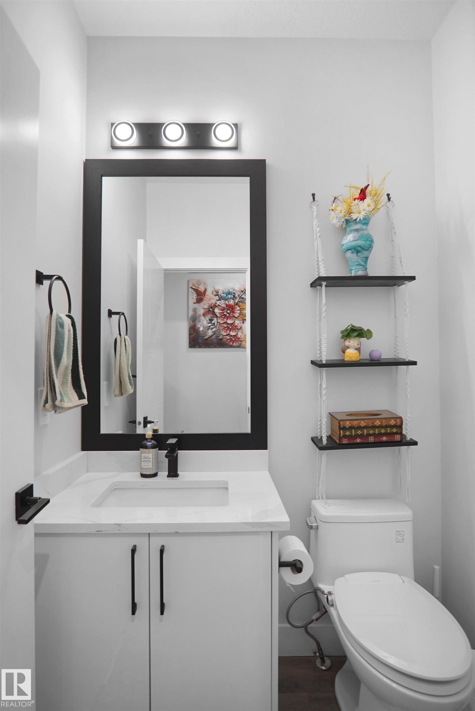 4709 Charles Bay, Edmonton, AB - Indoor Photo Showing Bathroom