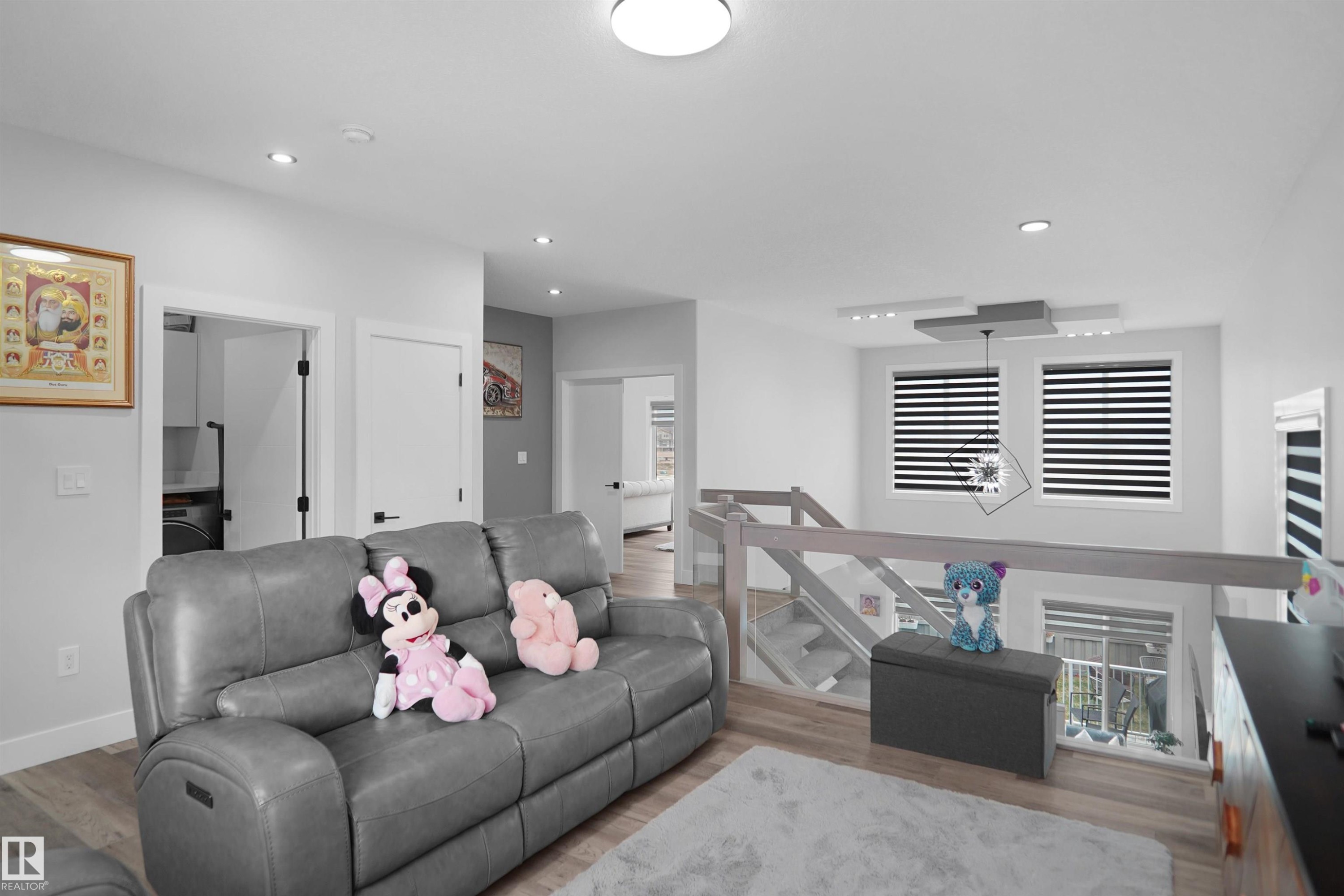 4709 Charles Bay, Edmonton, AB - Indoor Photo Showing Living Room