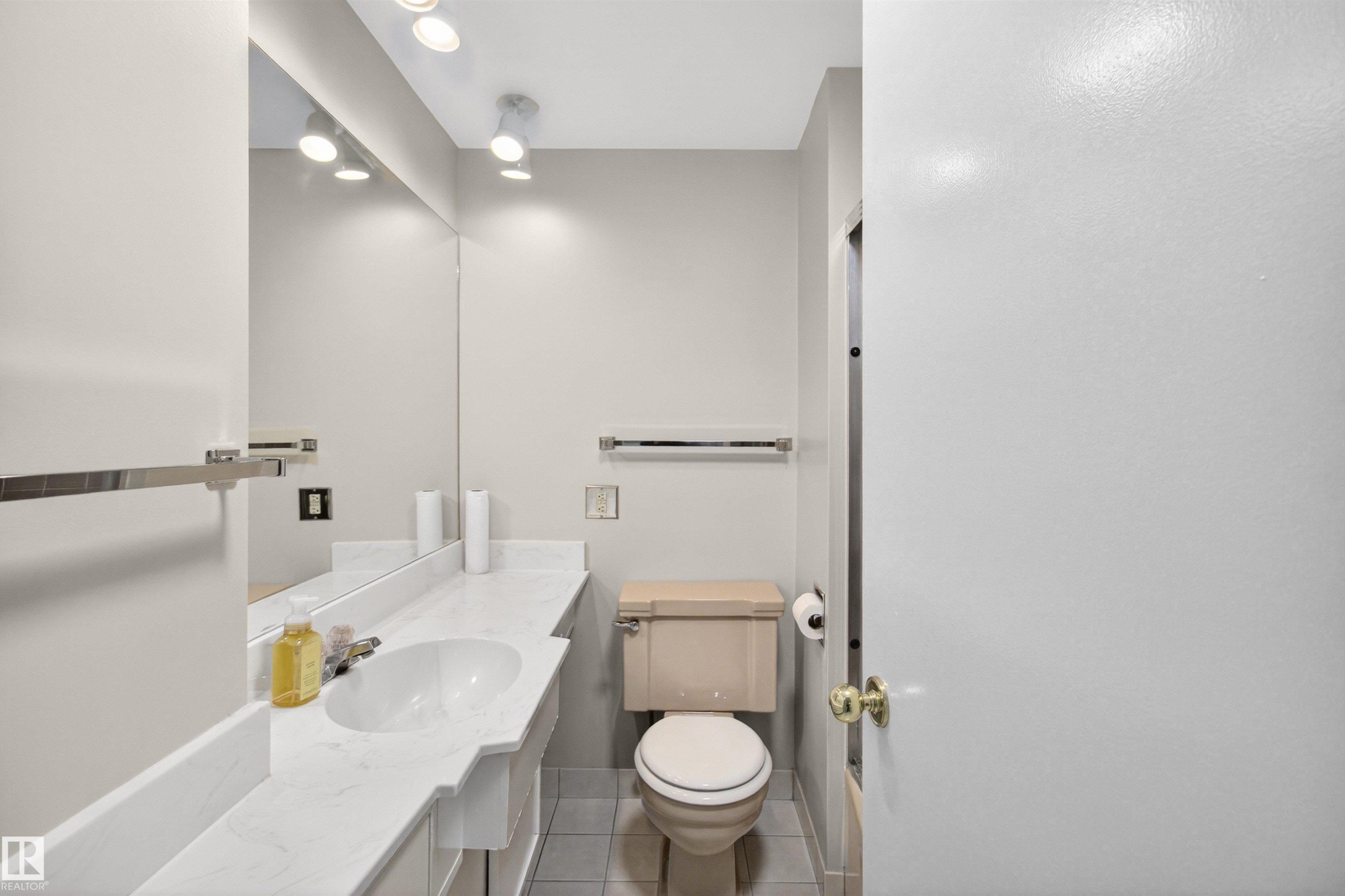 304 12207 Jasper Avenue, Edmonton, AB - Indoor Photo Showing Bathroom
