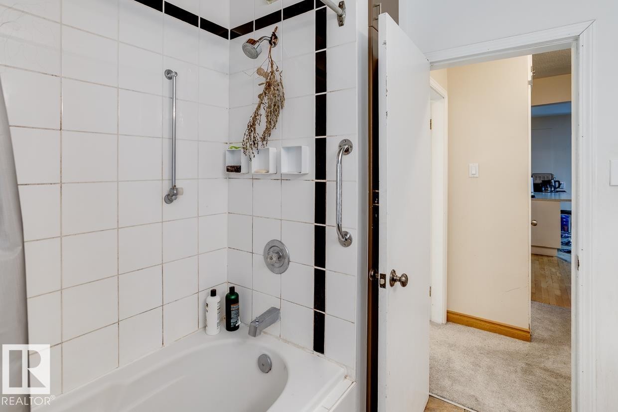 14002 106 Avenue, Edmonton, AB - Indoor Photo Showing Bathroom