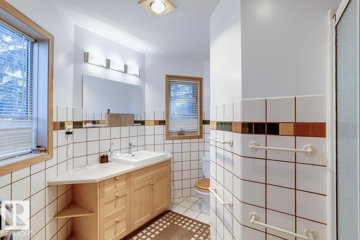 14002 106 Avenue, Edmonton, AB - Indoor Photo Showing Bathroom