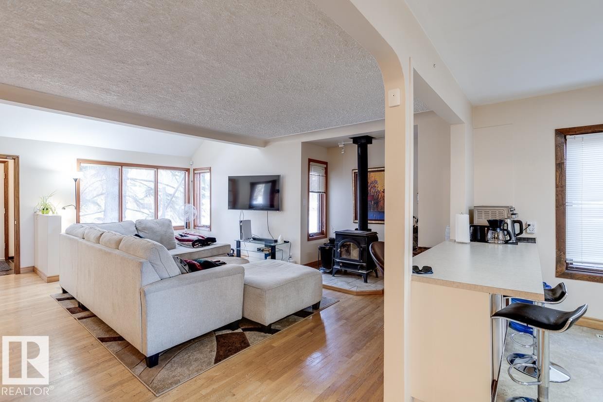14002 106 Avenue, Edmonton, AB - Indoor Photo Showing Living Room
