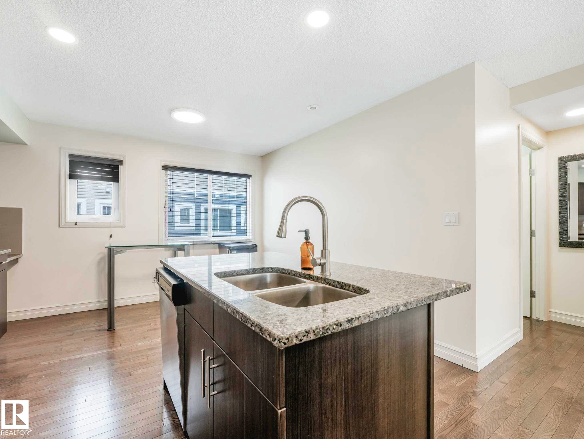 66 5317 3 Avenue, Edmonton, AB - Indoor Photo Showing Kitchen With Double Sink With Upgraded Kitchen