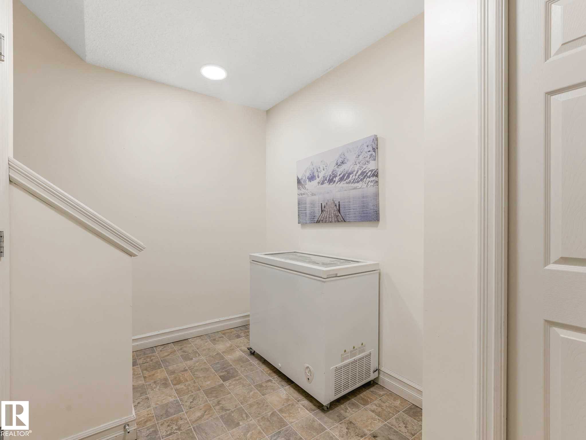 66 5317 3 Avenue, Edmonton, AB - Indoor