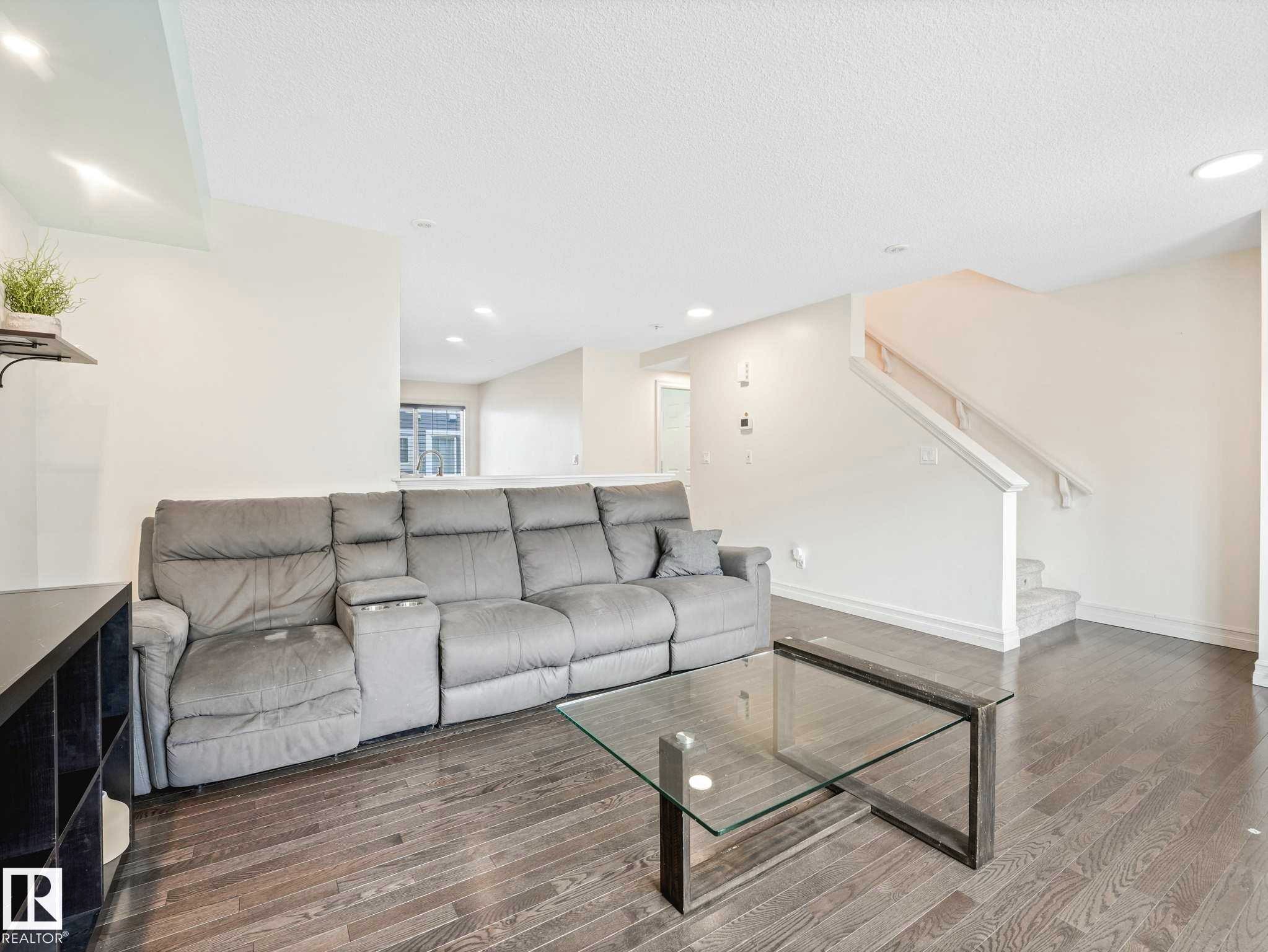 66 5317 3 Avenue, Edmonton, AB - Indoor Photo Showing Living Room