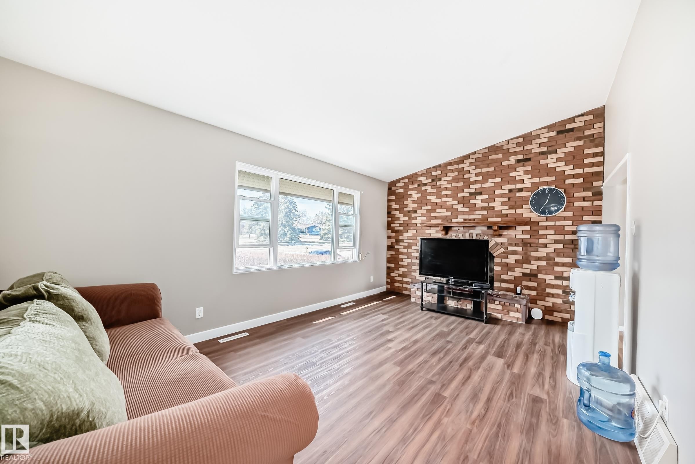 13419 70 Street, Edmonton, AB - Indoor Photo Showing Living Room