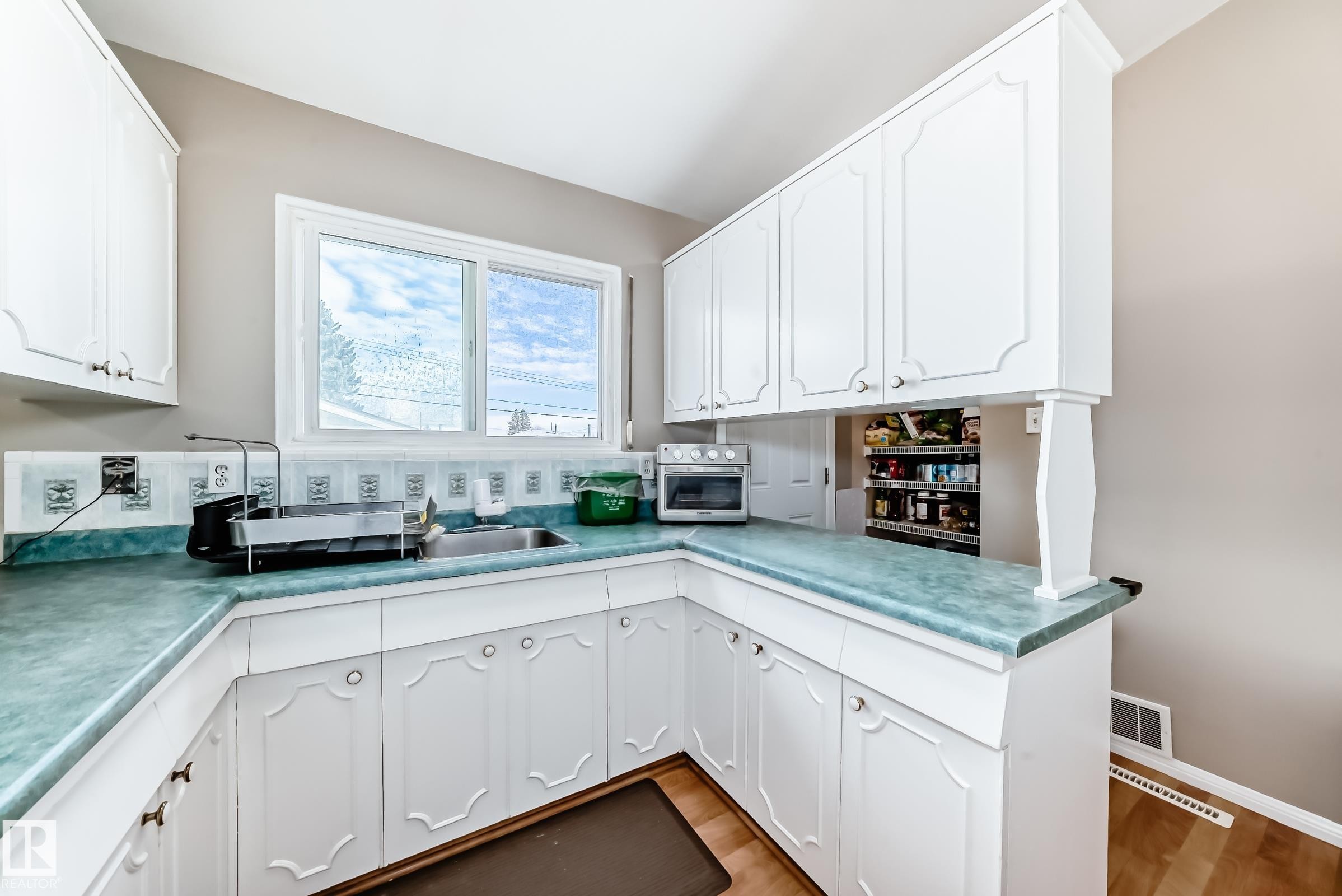 13419 70 Street, Edmonton, AB - Indoor Photo Showing Kitchen
