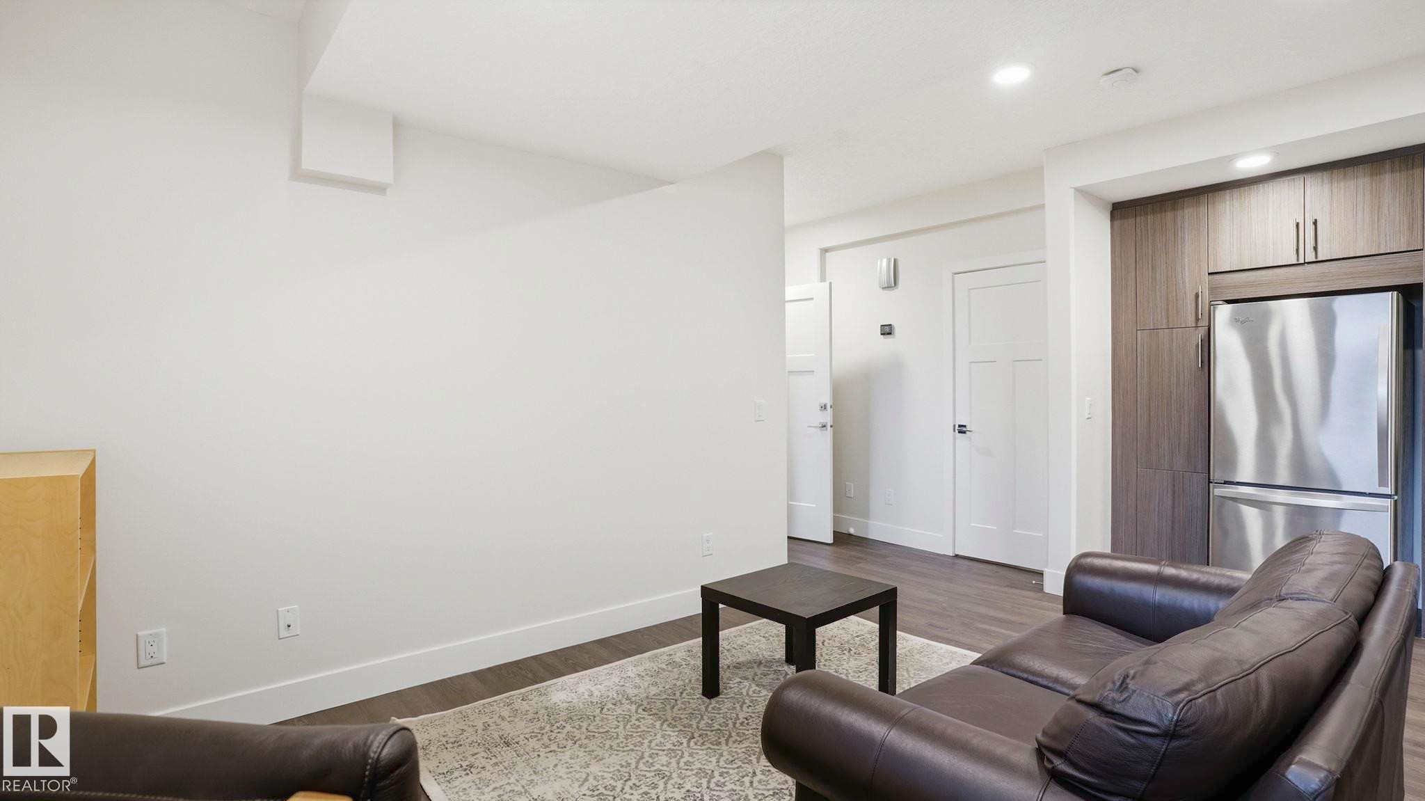 11002 University Avenue Nw, Edmonton, AB - Indoor