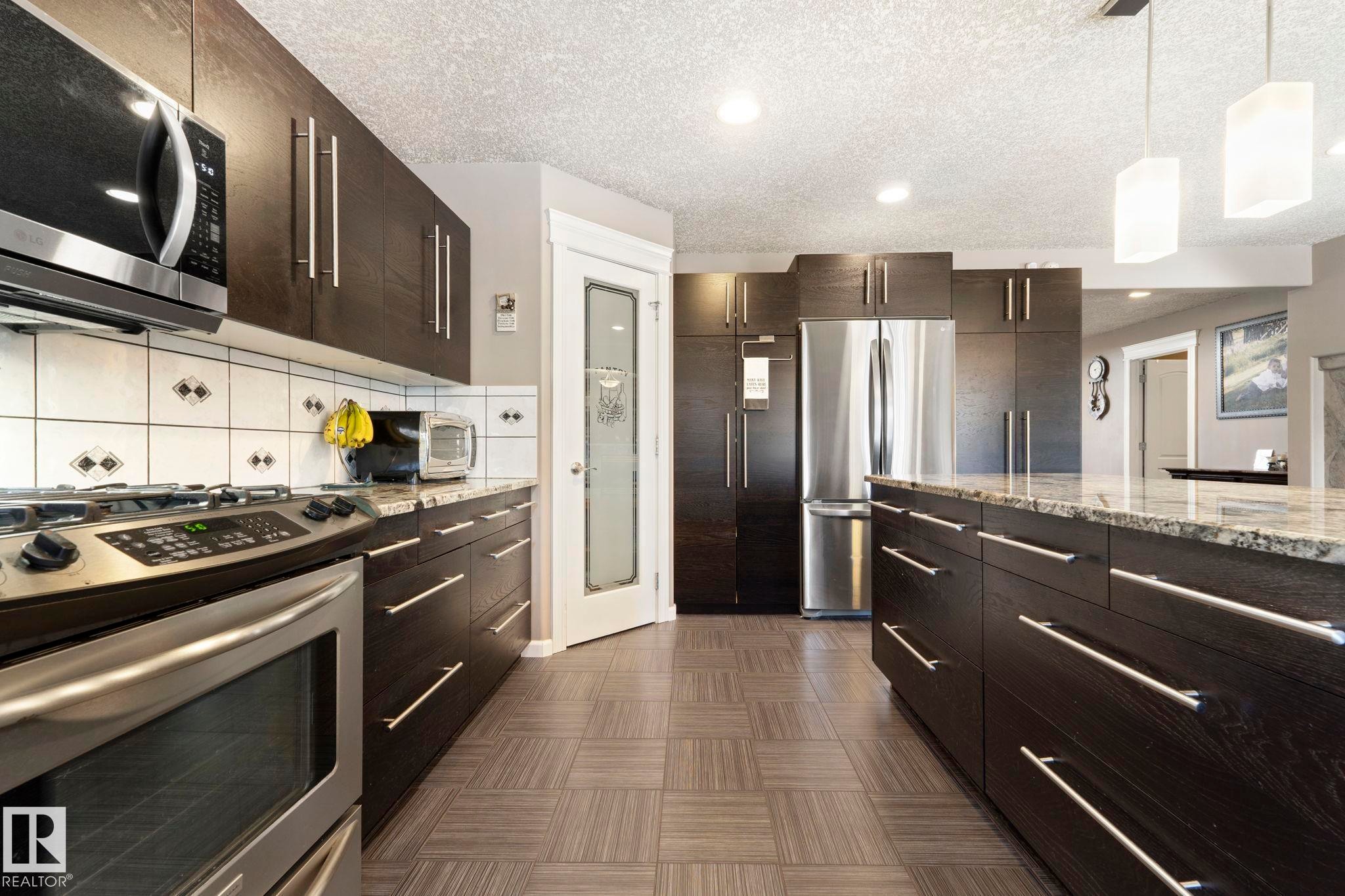 13407 161 Avenue Nw, Edmonton, AB - Indoor Photo Showing Kitchen With Upgraded Kitchen